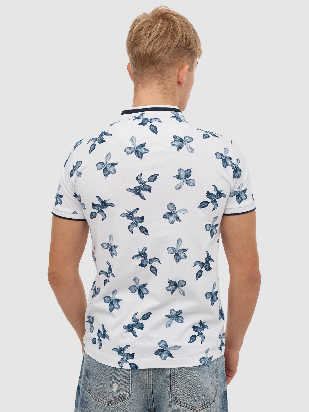 Pólo com estampado tropical branco vista meia traseira