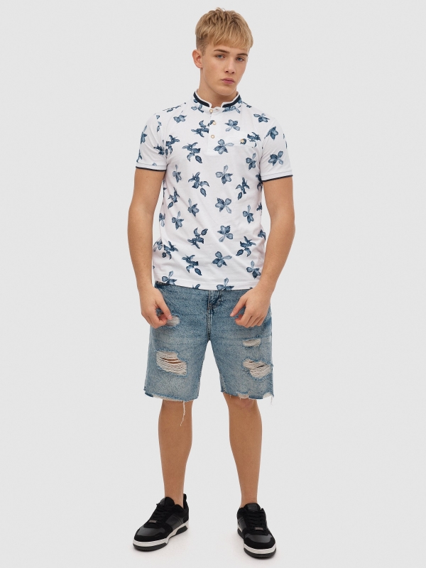 Pólo com estampado tropical branco vista geral frontal