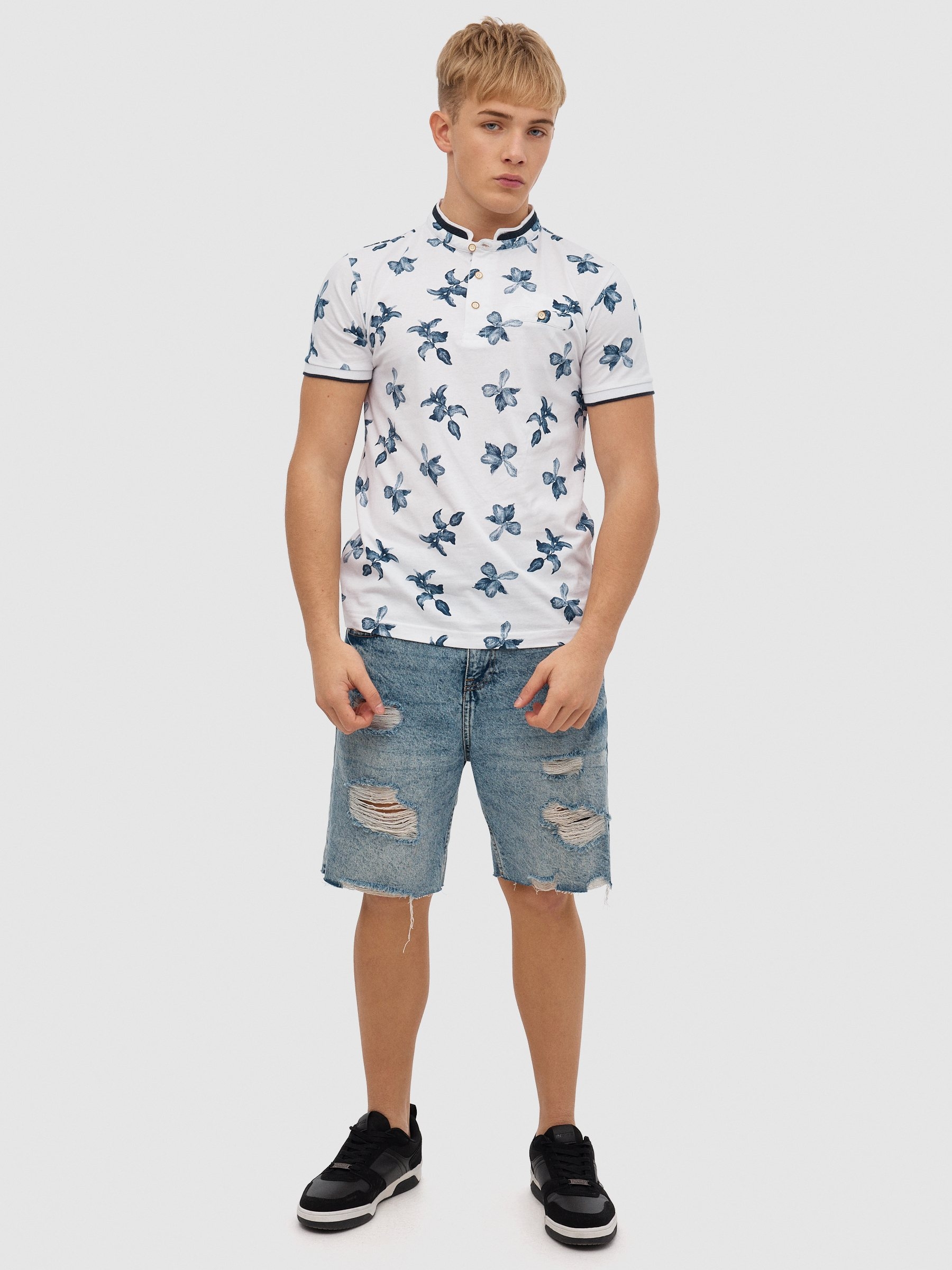 Pólo com estampado tropical branco vista meia frontal