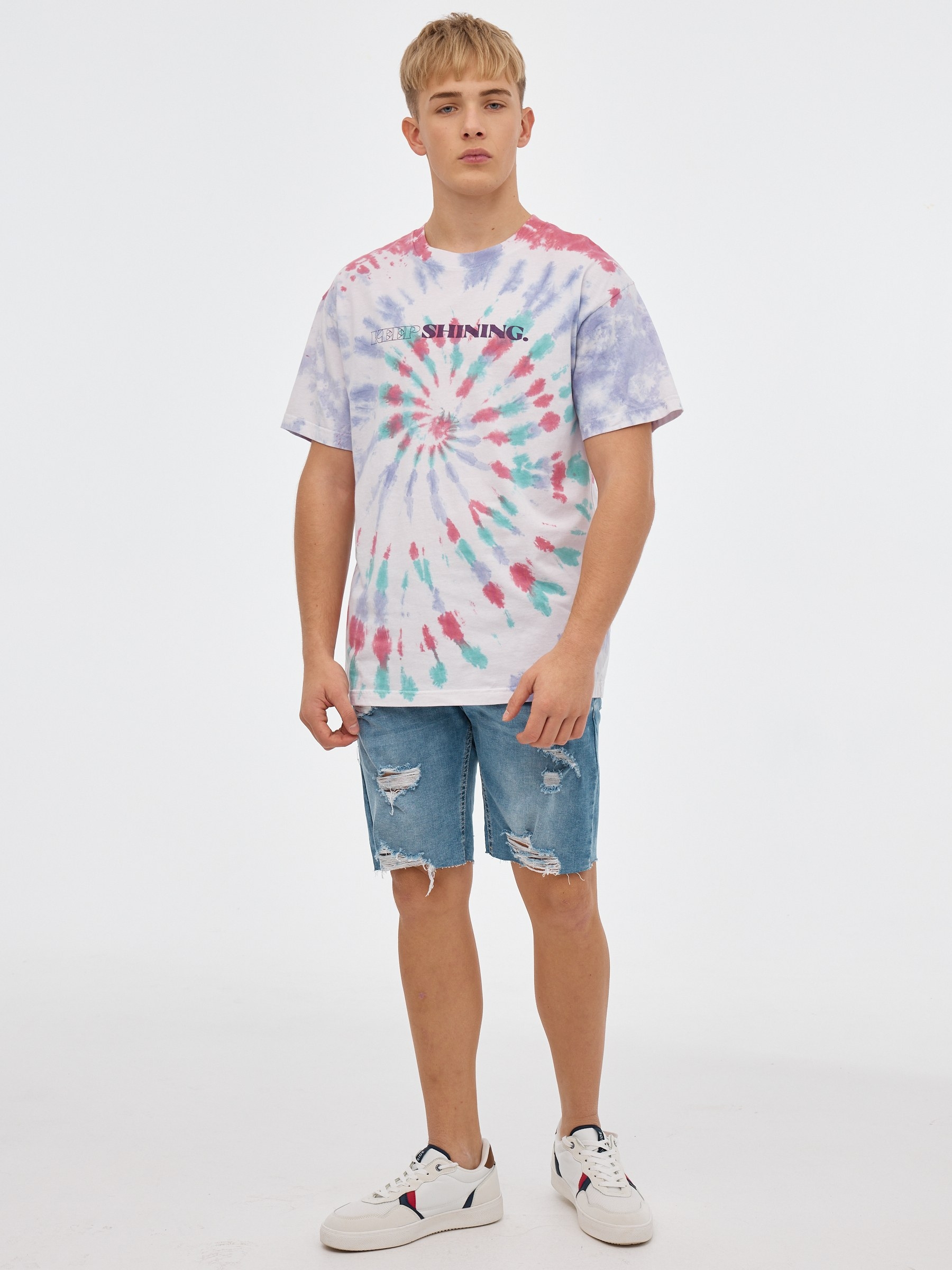 T-shirt tie dye multicolorida branco vista meia frontal