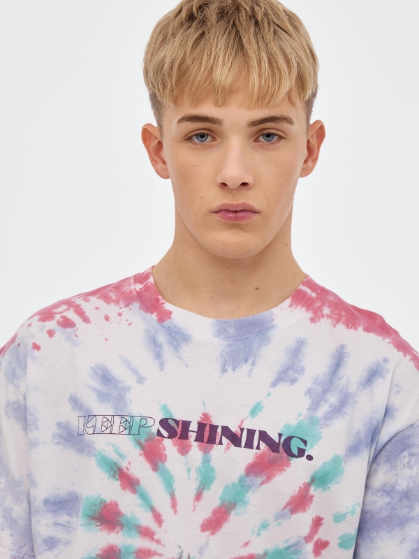 T-shirt tie dye multicolorida branco vista detalhe