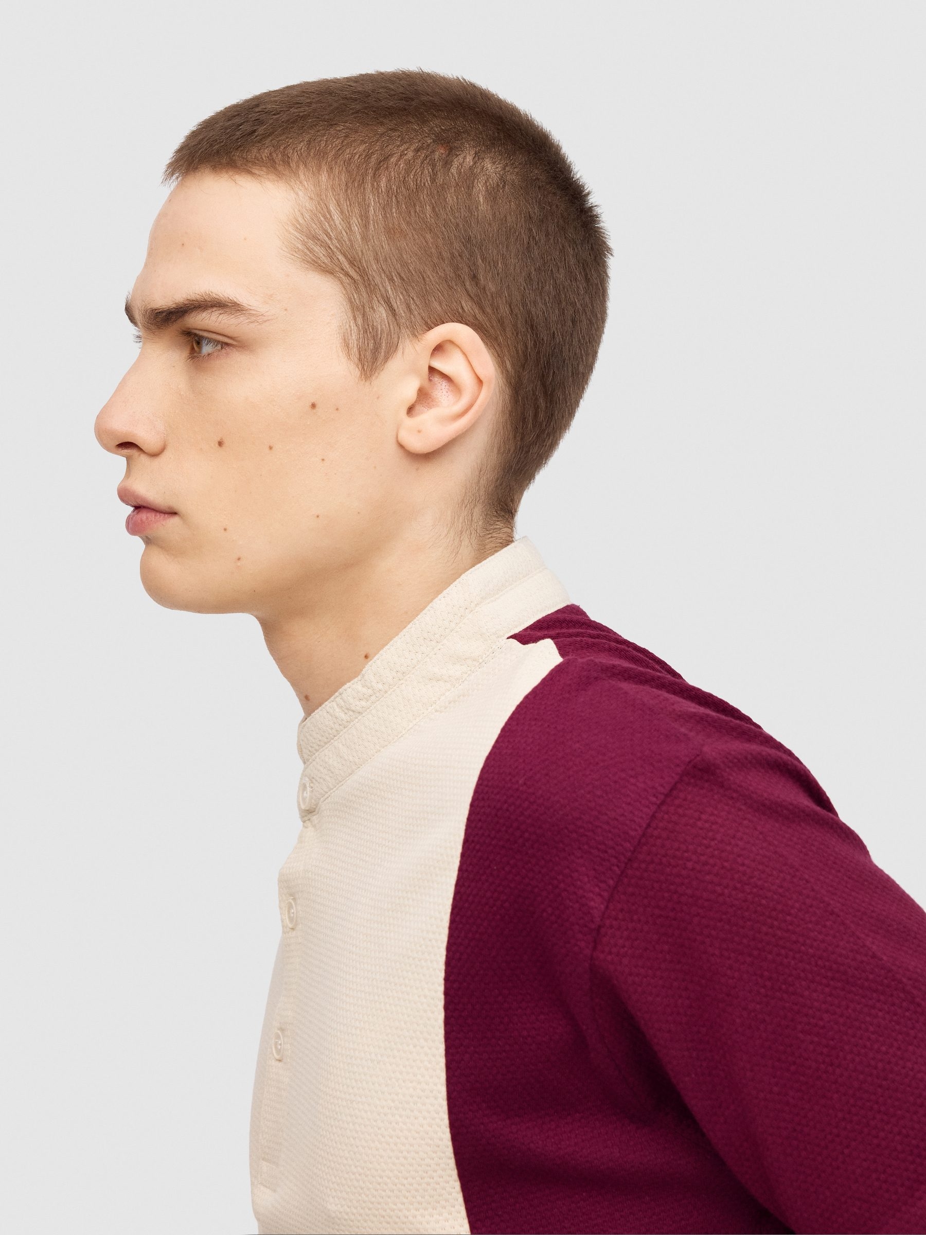 Vertical band pole burgundy middle front view