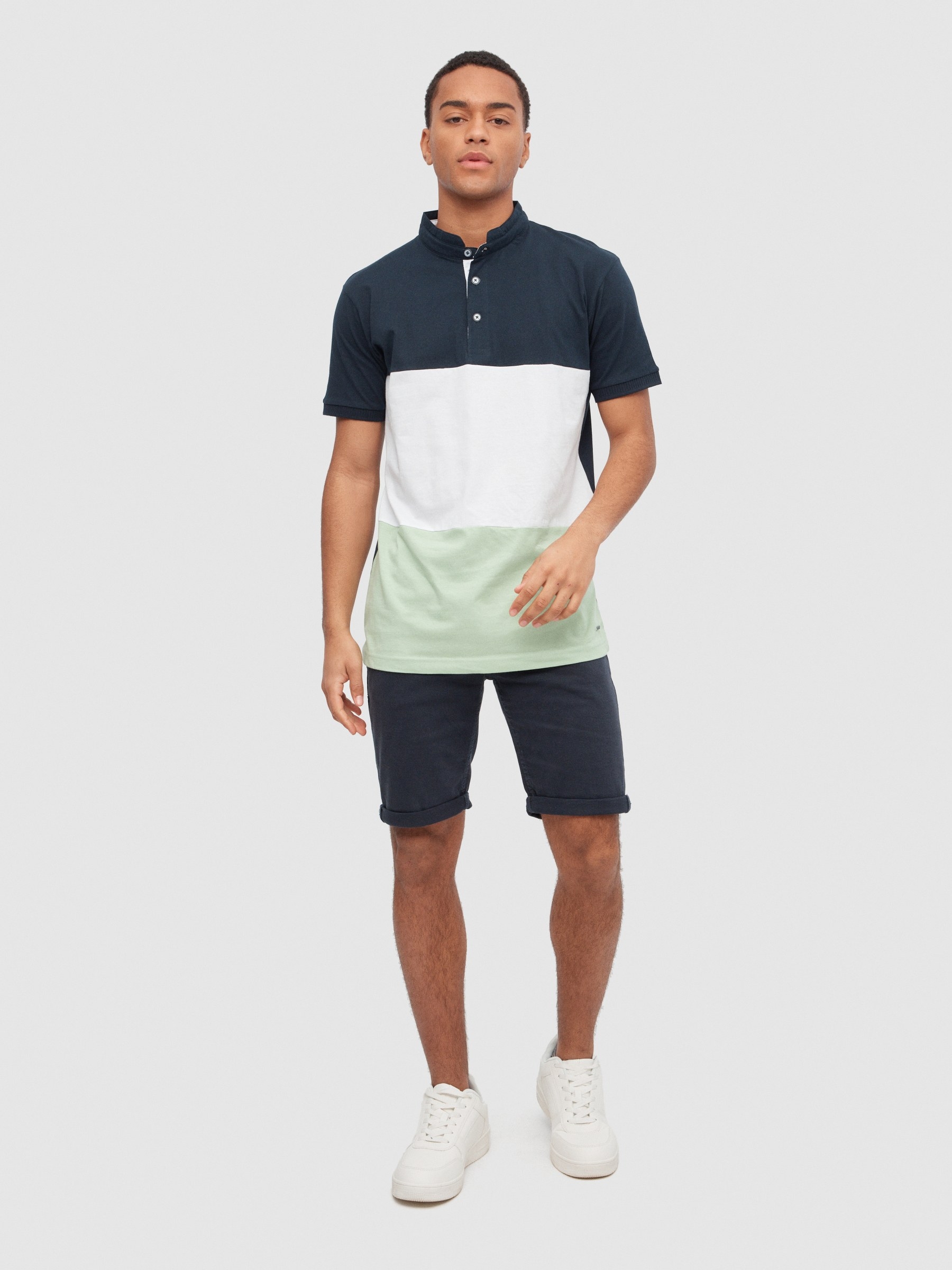 Polo color block azul marino vista media frontal