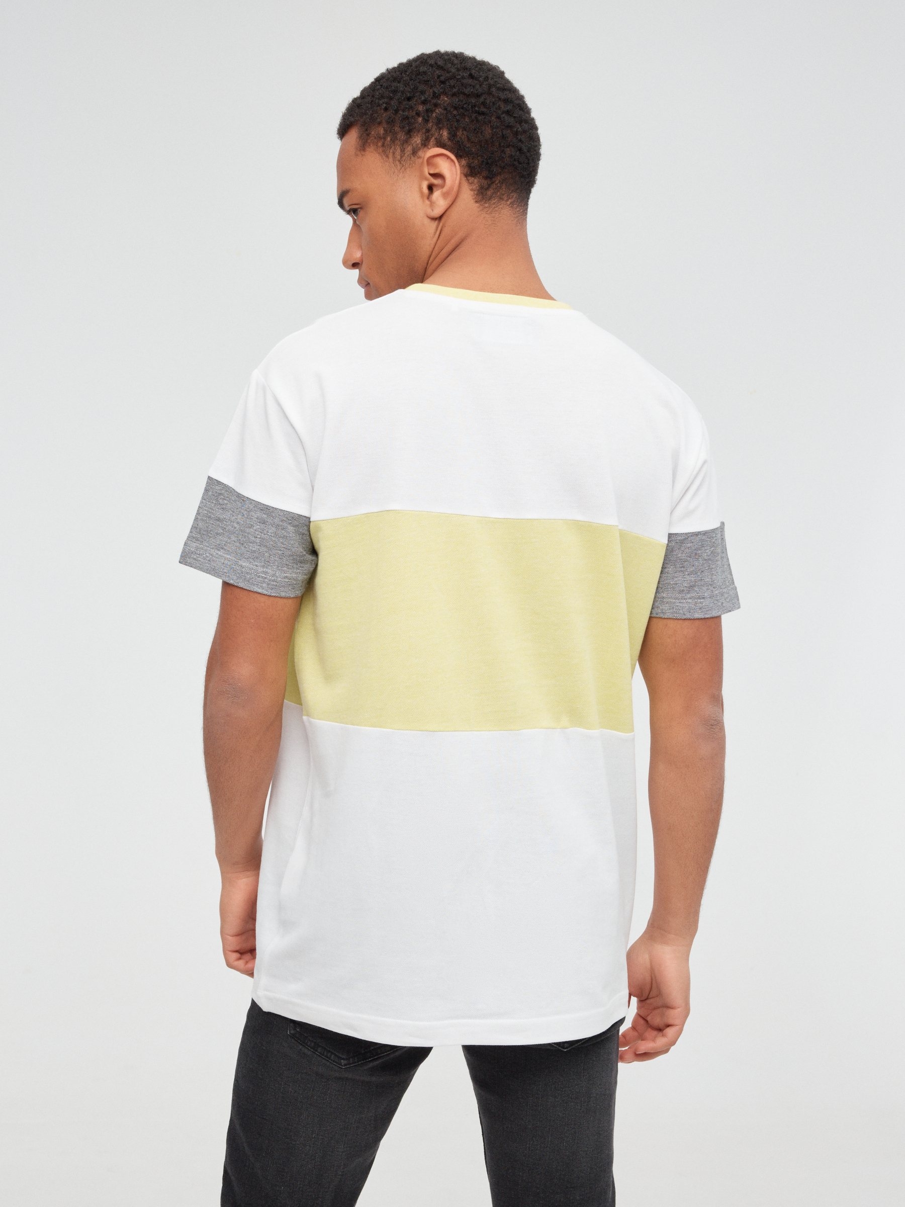 Camiseta color block blanco vista media frontal