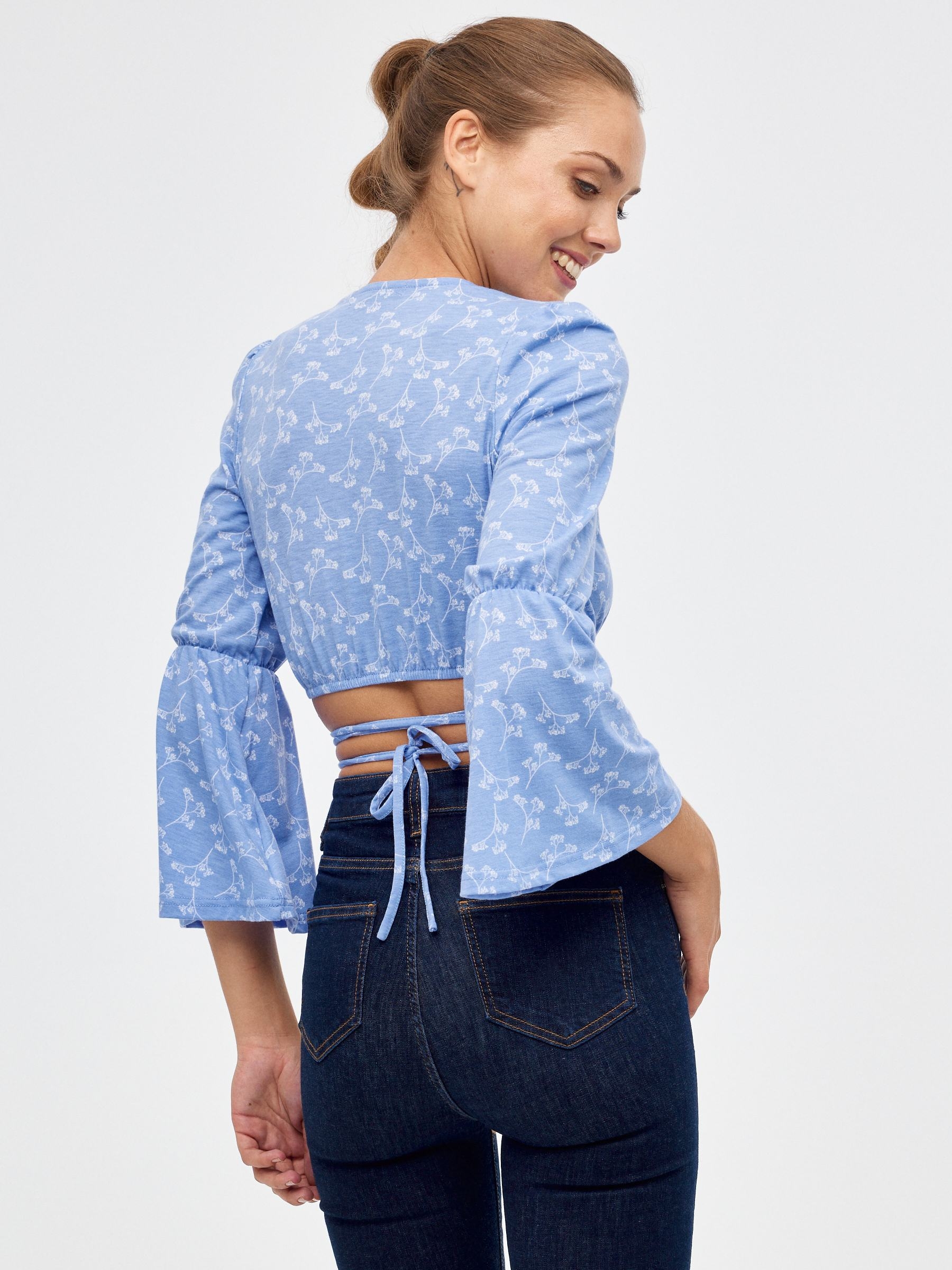 T-shirt com manga de sino marrom vista meia frontal