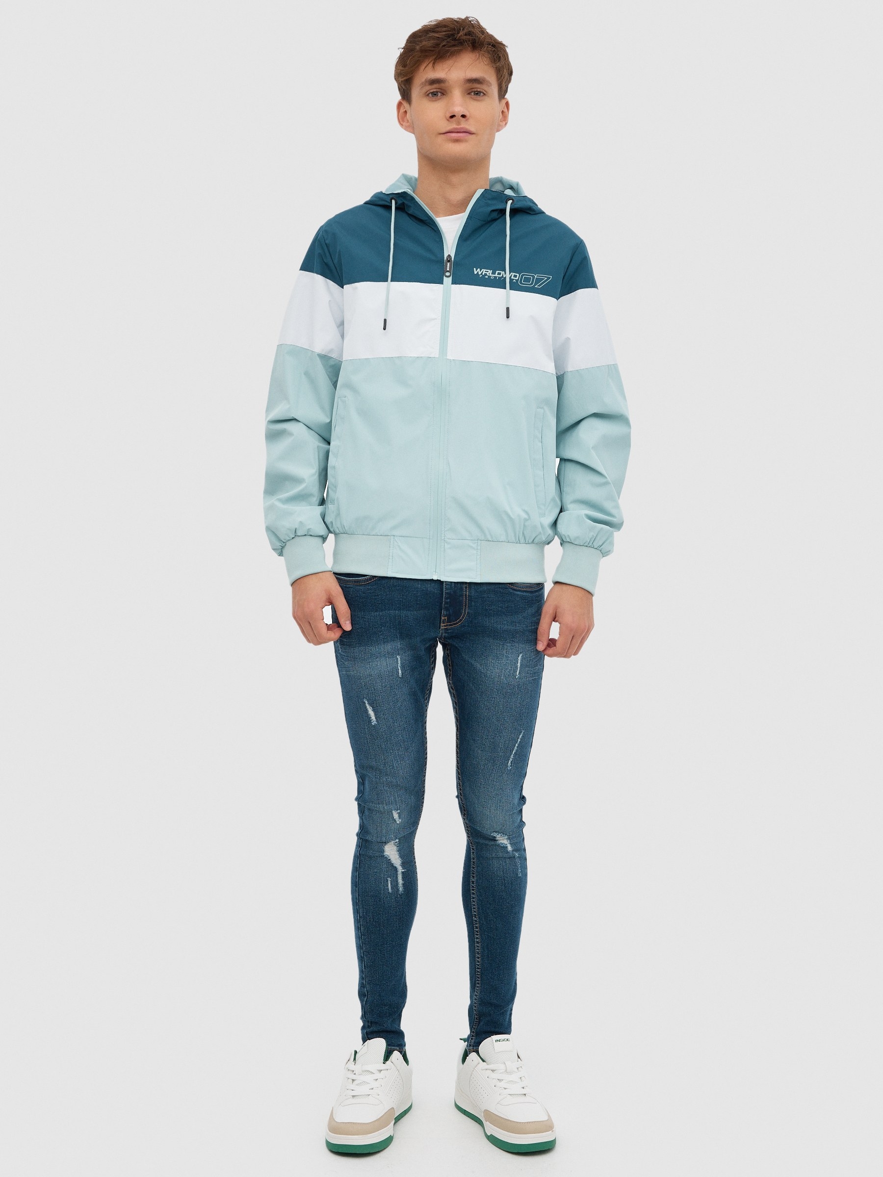 Casaco com capuz verde vista meia frontal