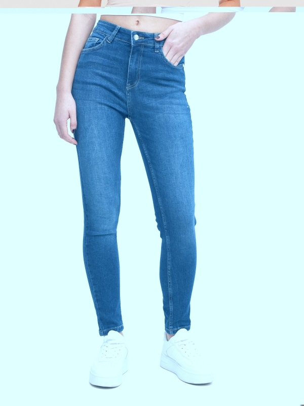 Jeans skinny de cintura média com rasgos azul escuro vista meia frontal