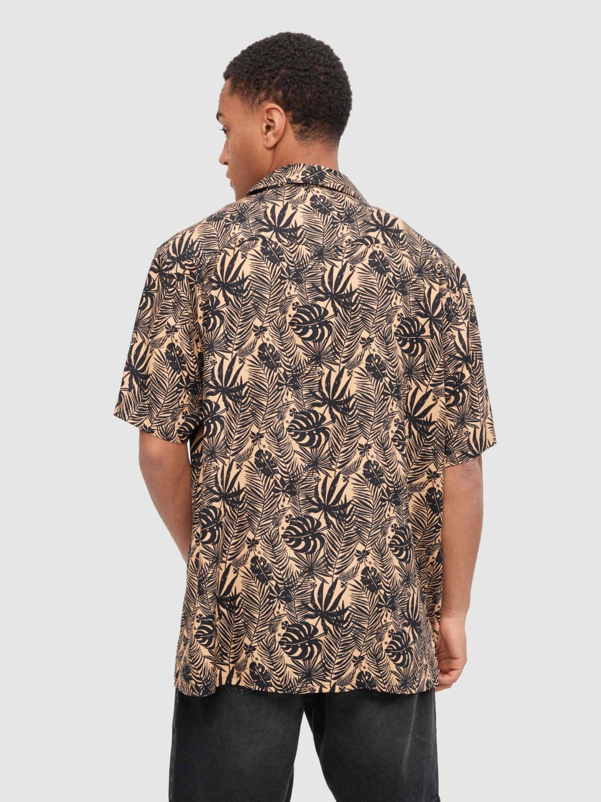 Camisa folhas tropicais bege vista meia traseira