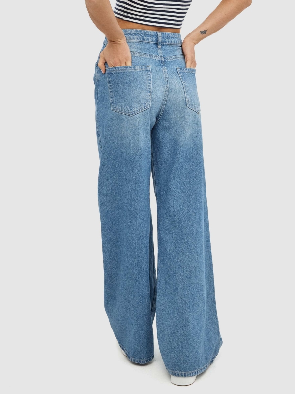 Jeans perna grande pinza azul claro vista meia traseira