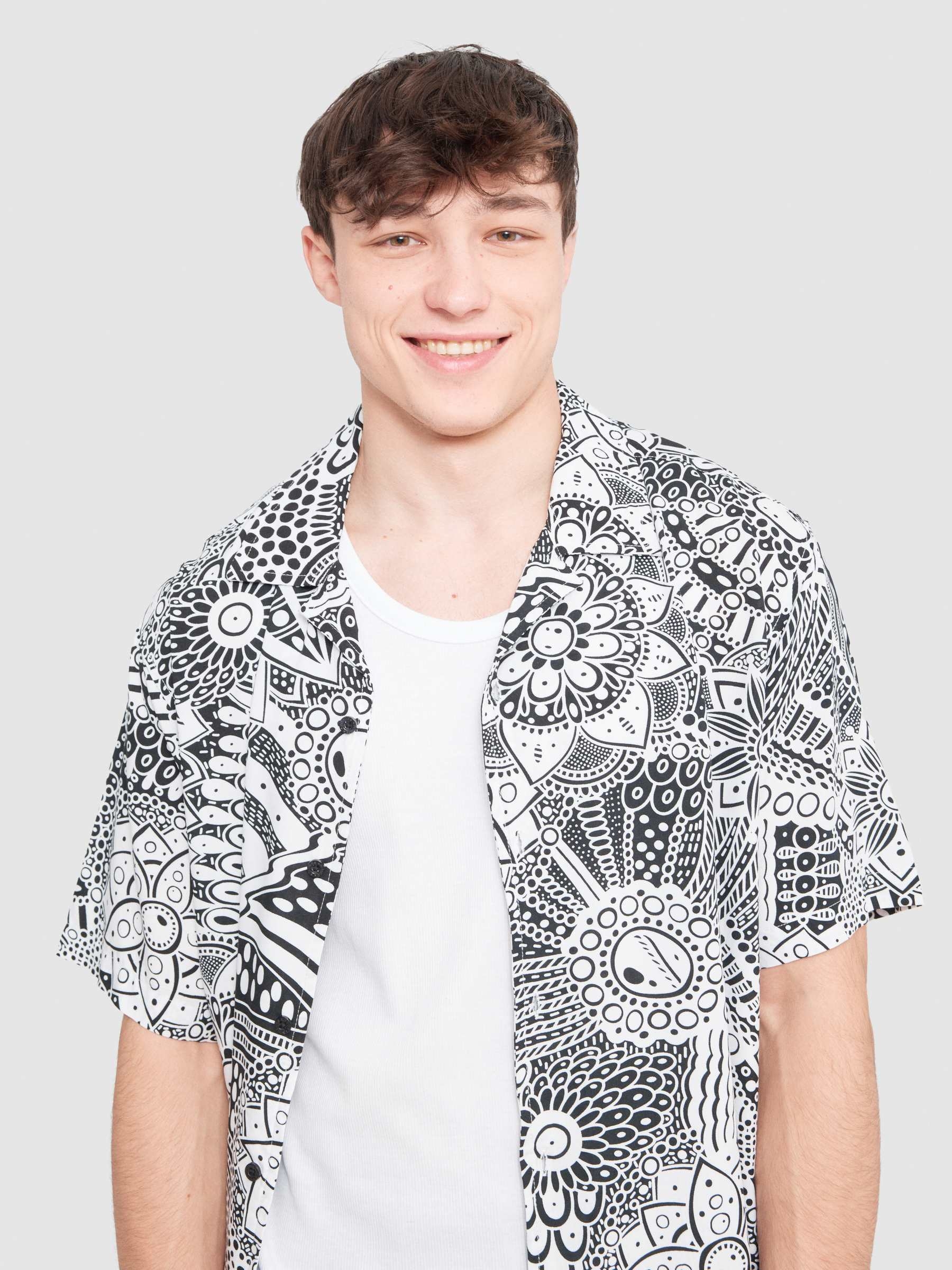 Camisa mandalas negro vista media frontal