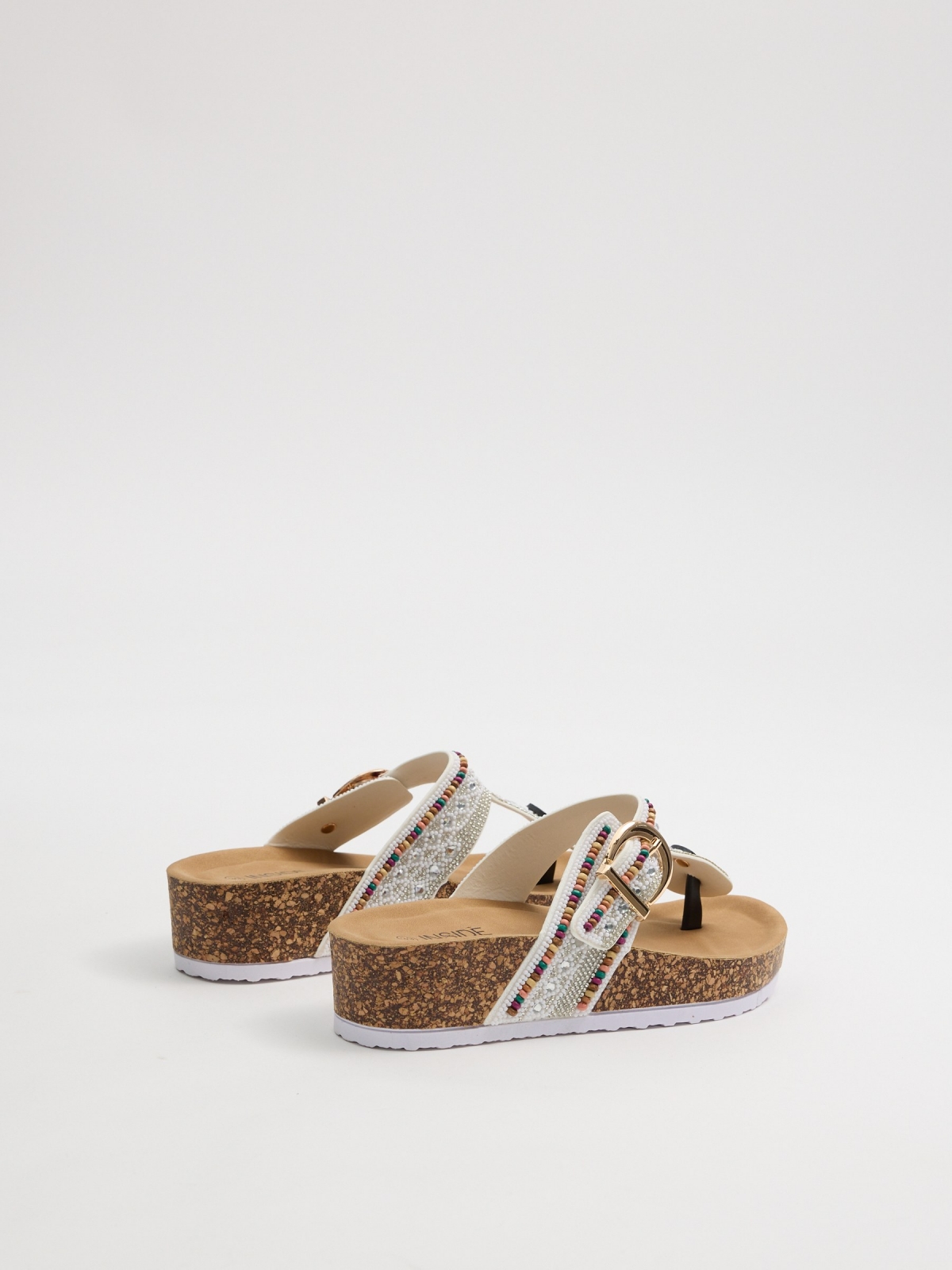 Sandalias cuña pedrería blanco vista trasera 45º