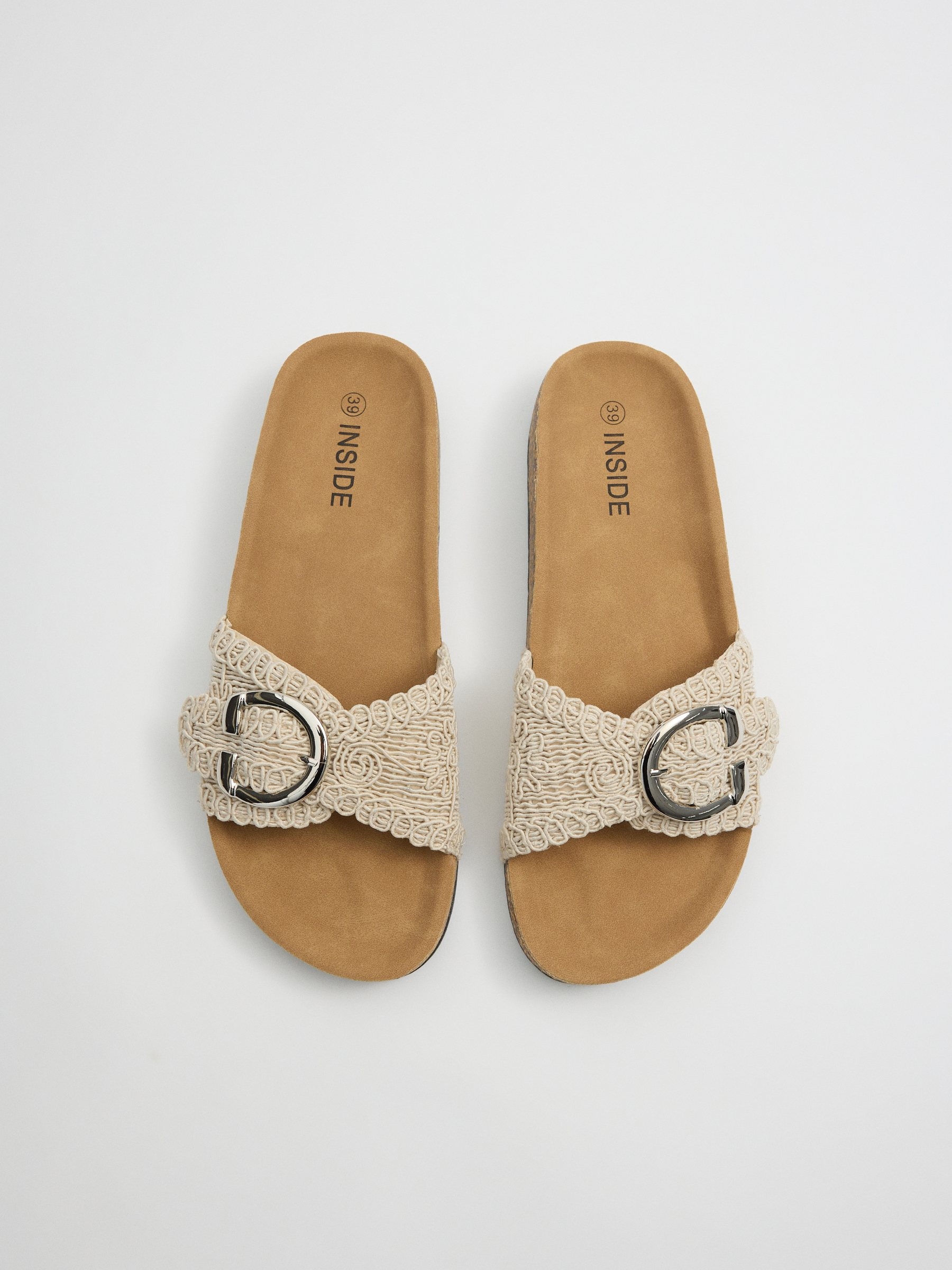 Sandalia pala bordada beige vista perfil