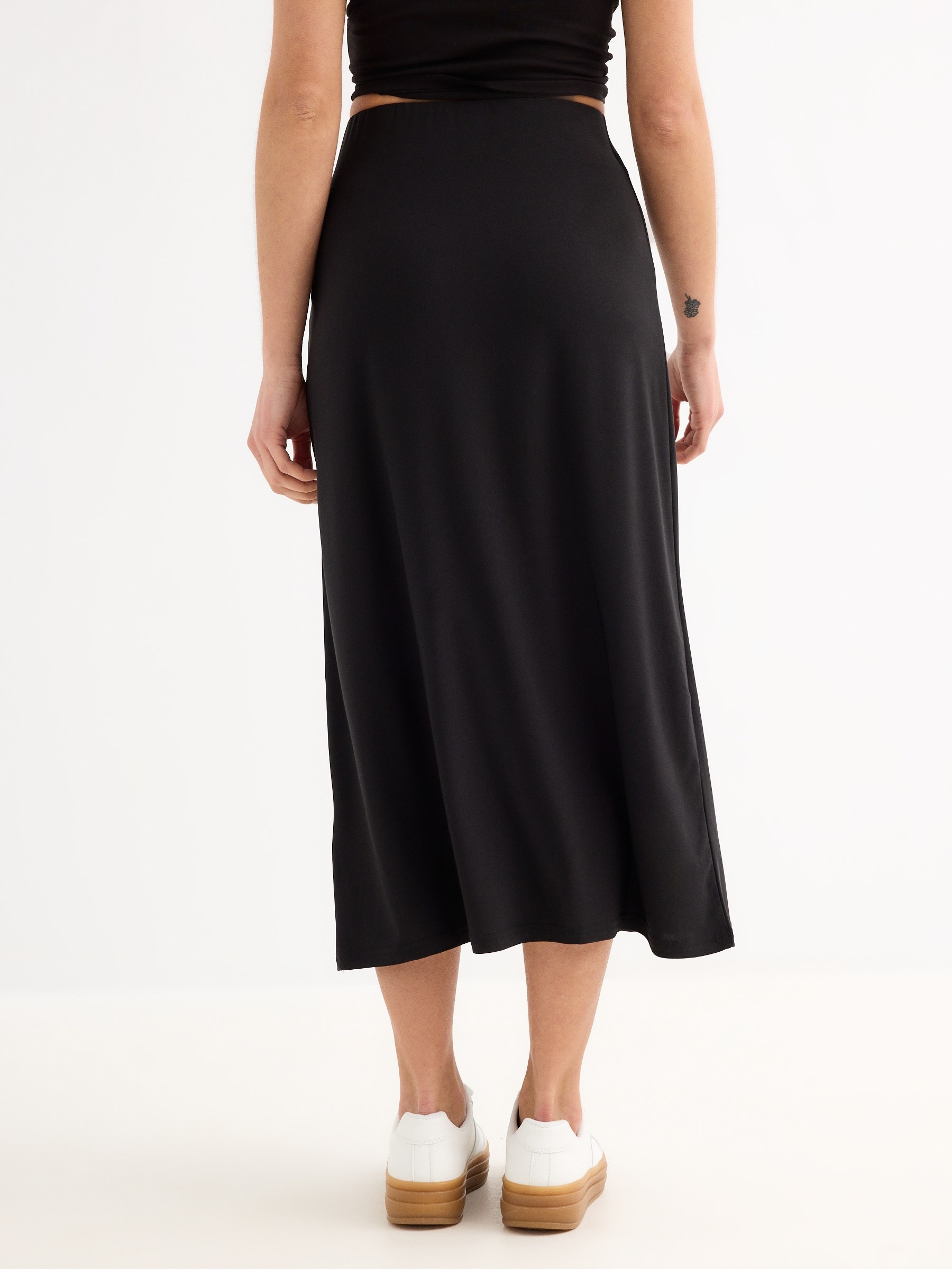 Plain midi skirt black middle front view