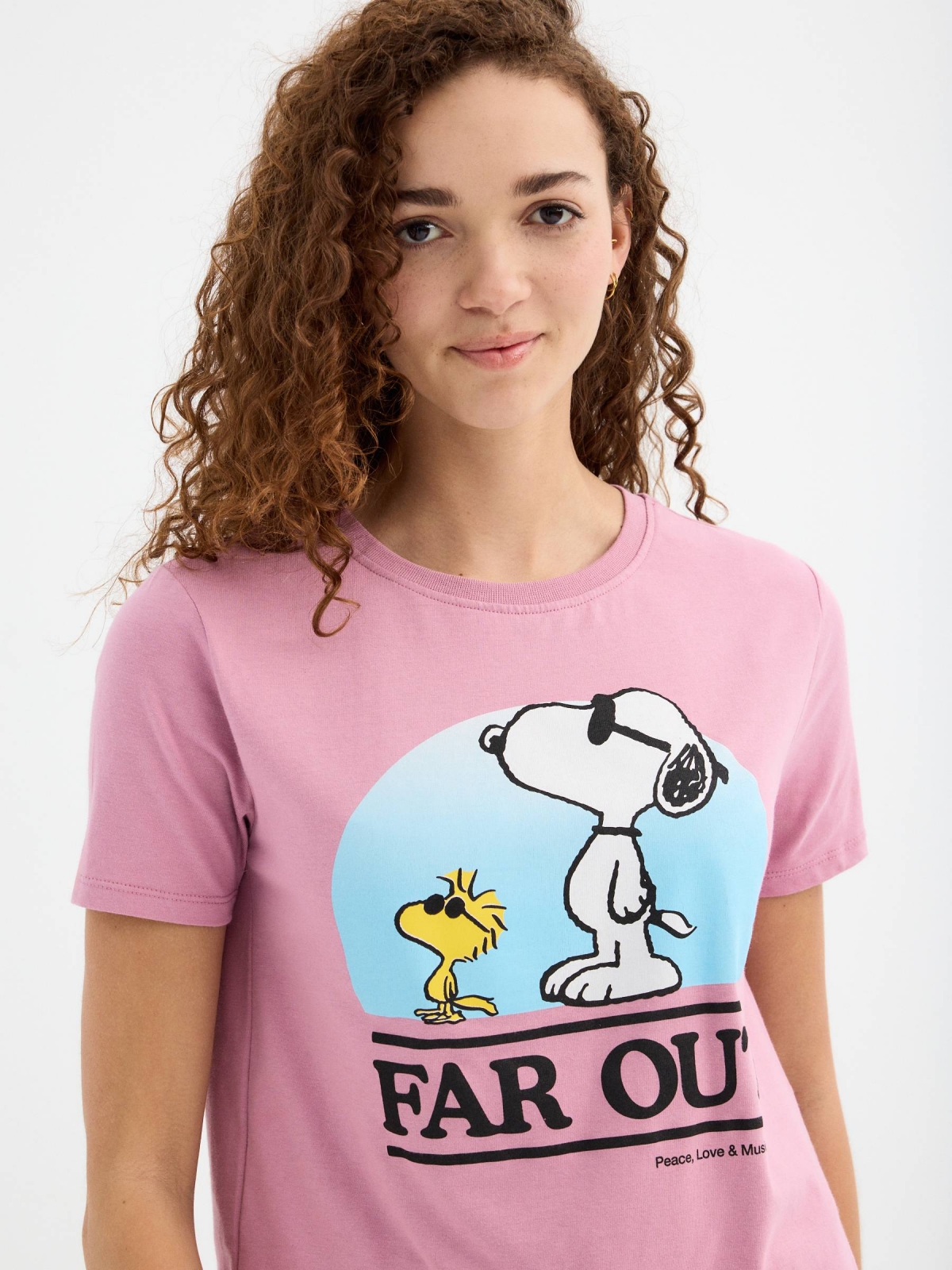 Camiseta manga curta Far Out púrpura pastel vista detalhe