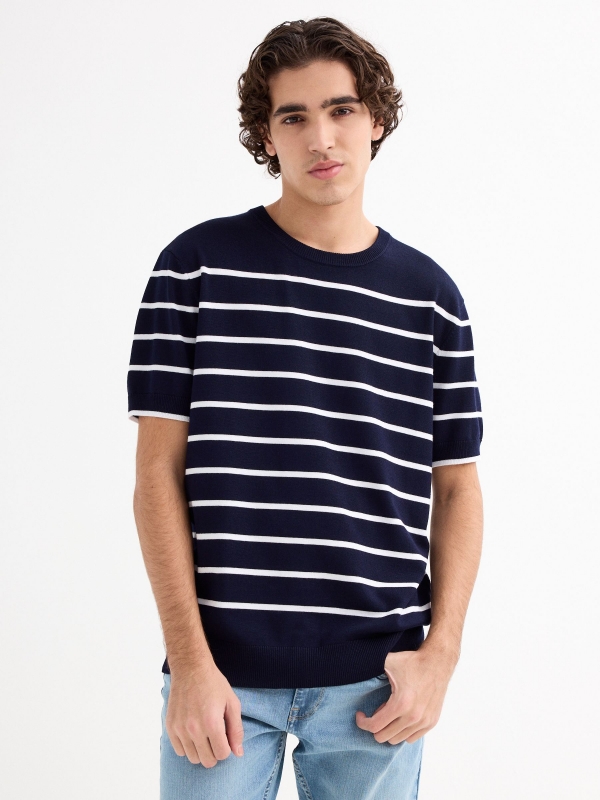 Camiseta de manga curta listrada azul marinho vista meia frontal