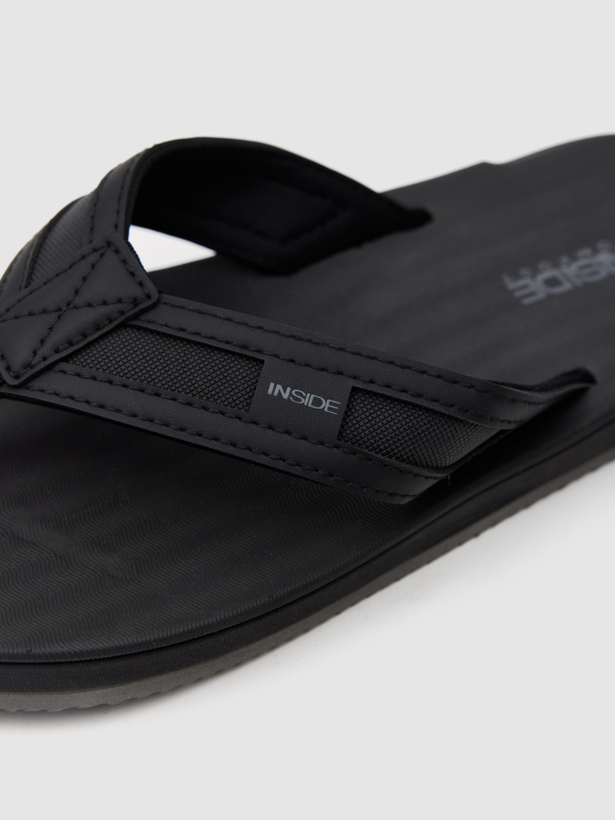 Basic sport sandal black detail view