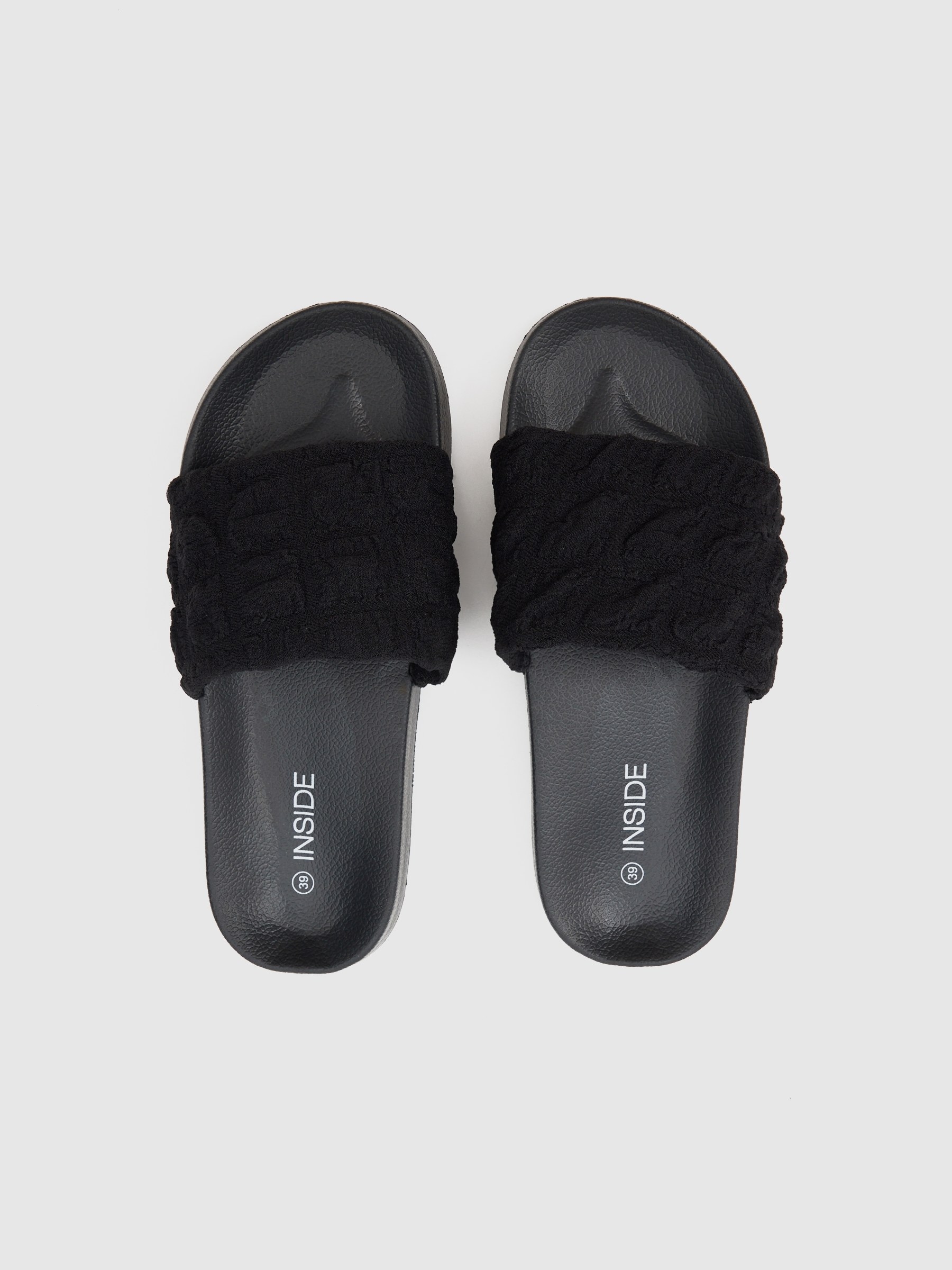 Shiny flip flops black