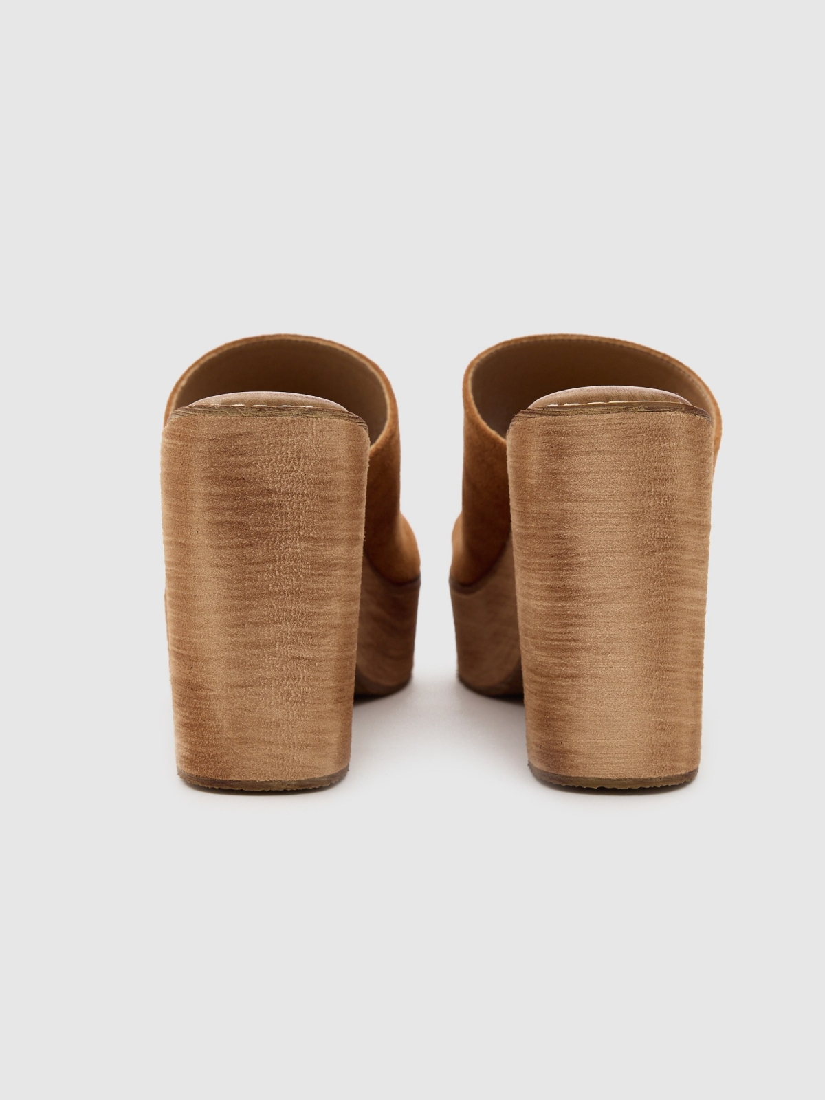 Zueco madera marrón vista detalle