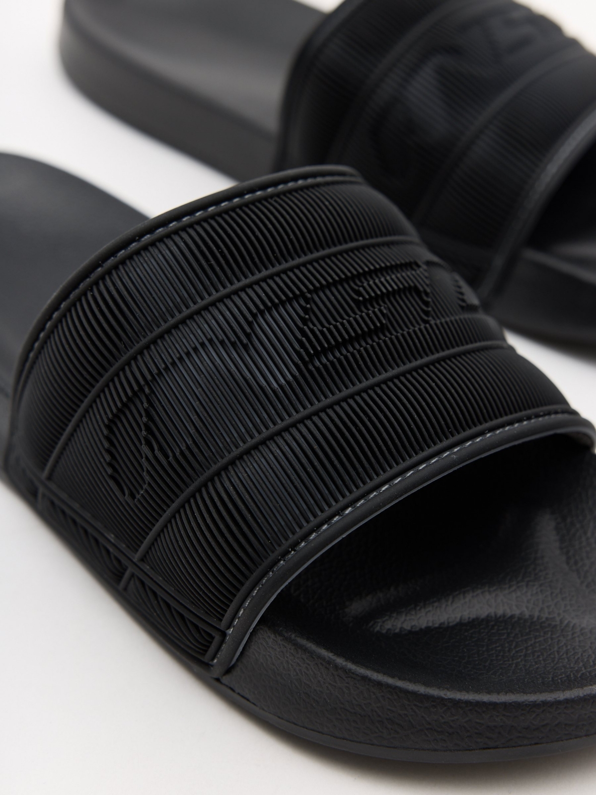 Comfort flip flops black detail view