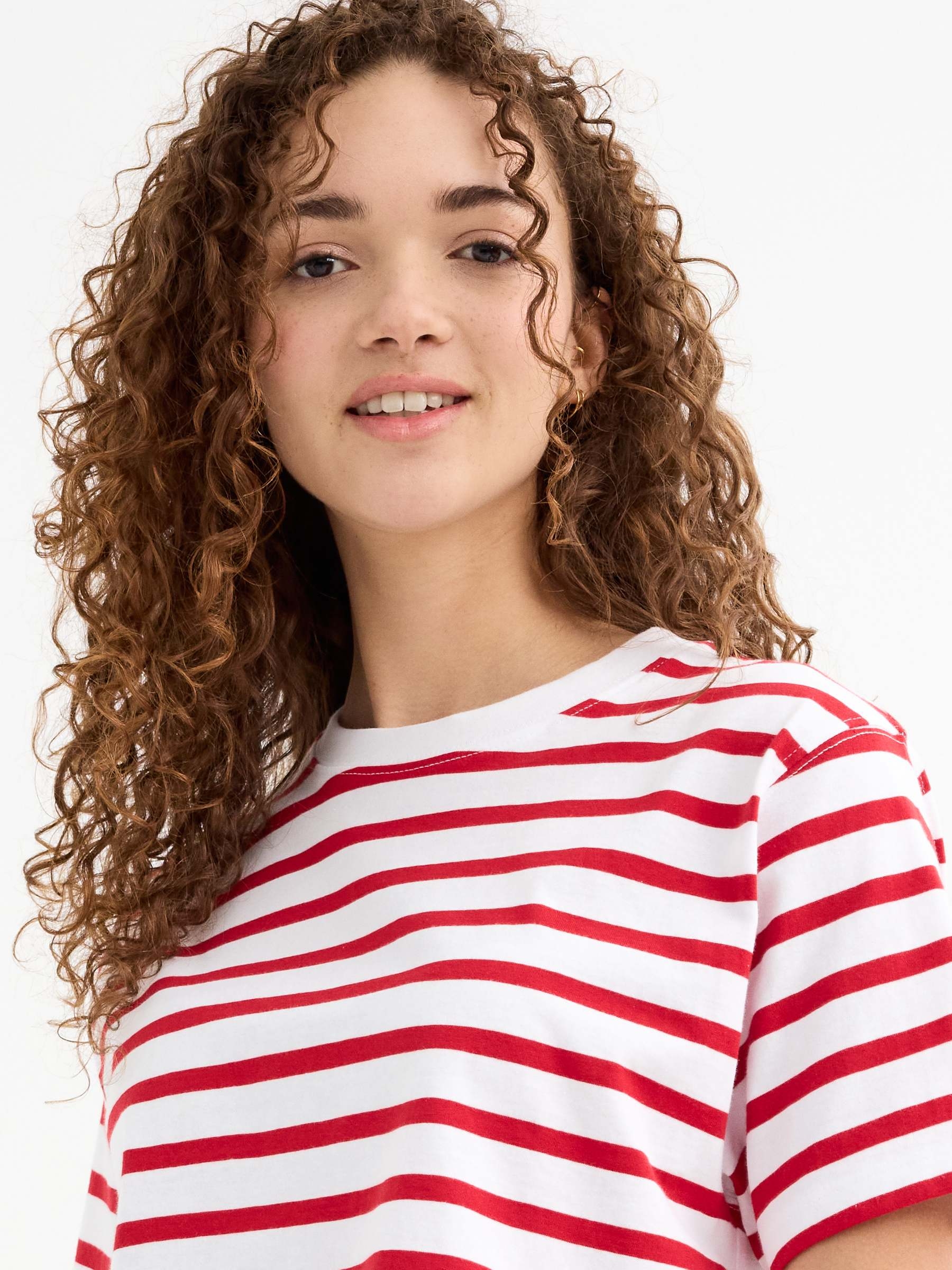 Camiseta manga curta cropped Listras carmim vista meia frontal