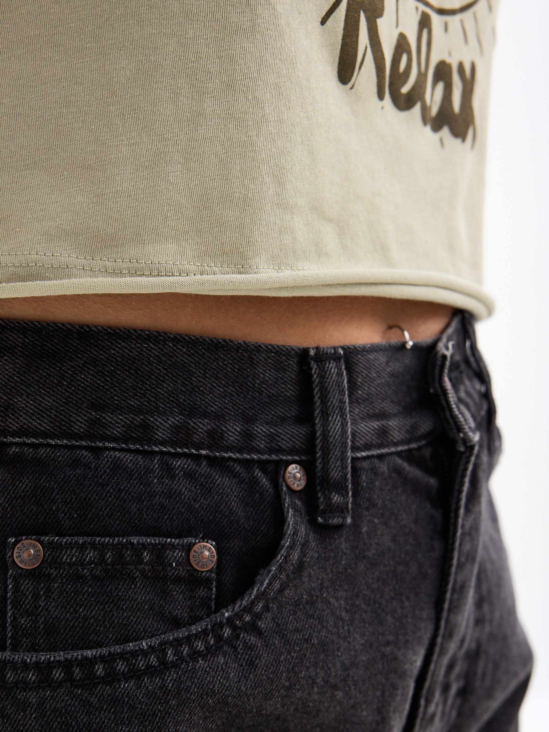 Camiseta cropped manga curta Time to Relax verde acinzentado vista meia frontal