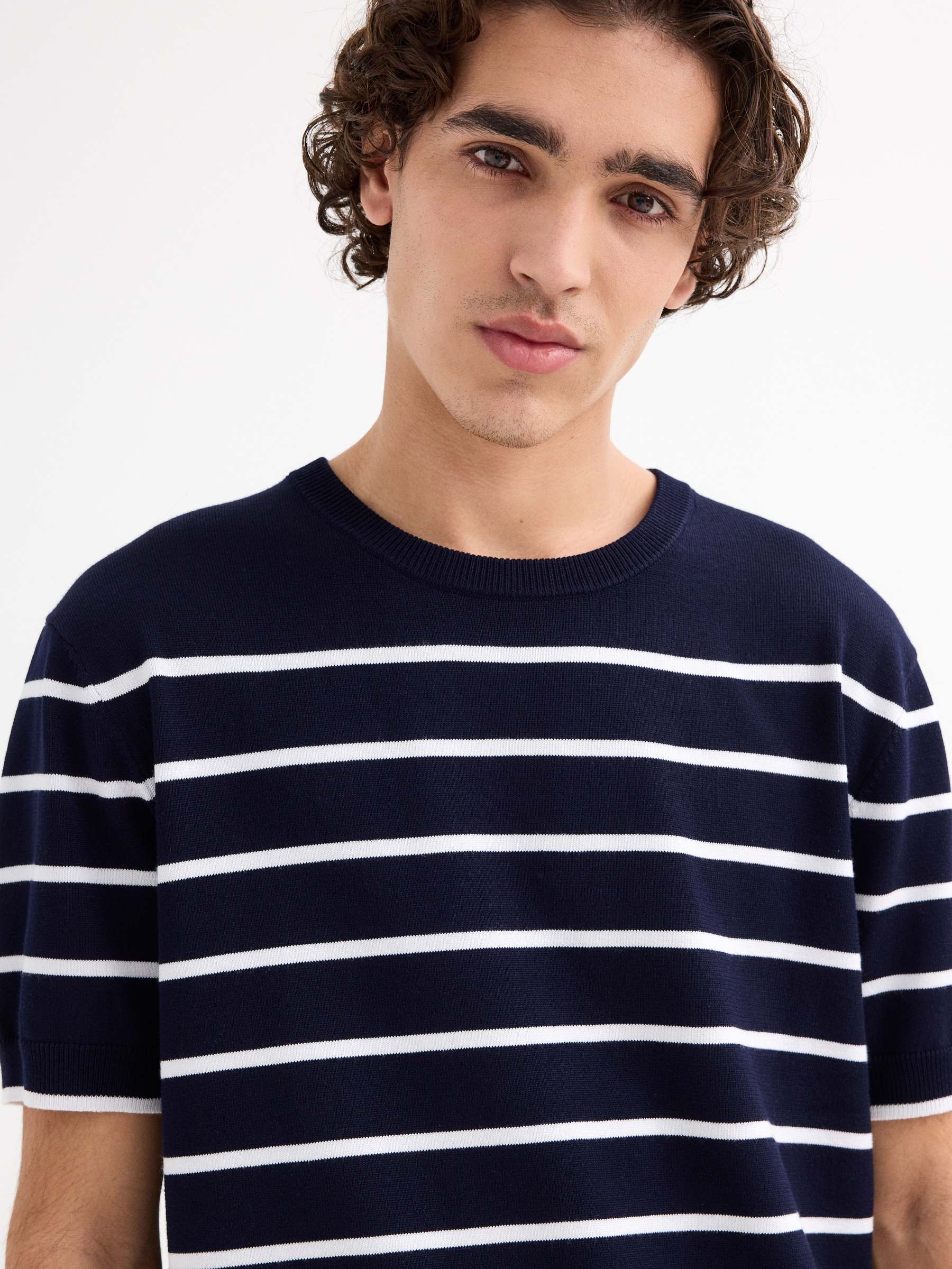 Camiseta de manga curta listrada azul marinho vista meia frontal