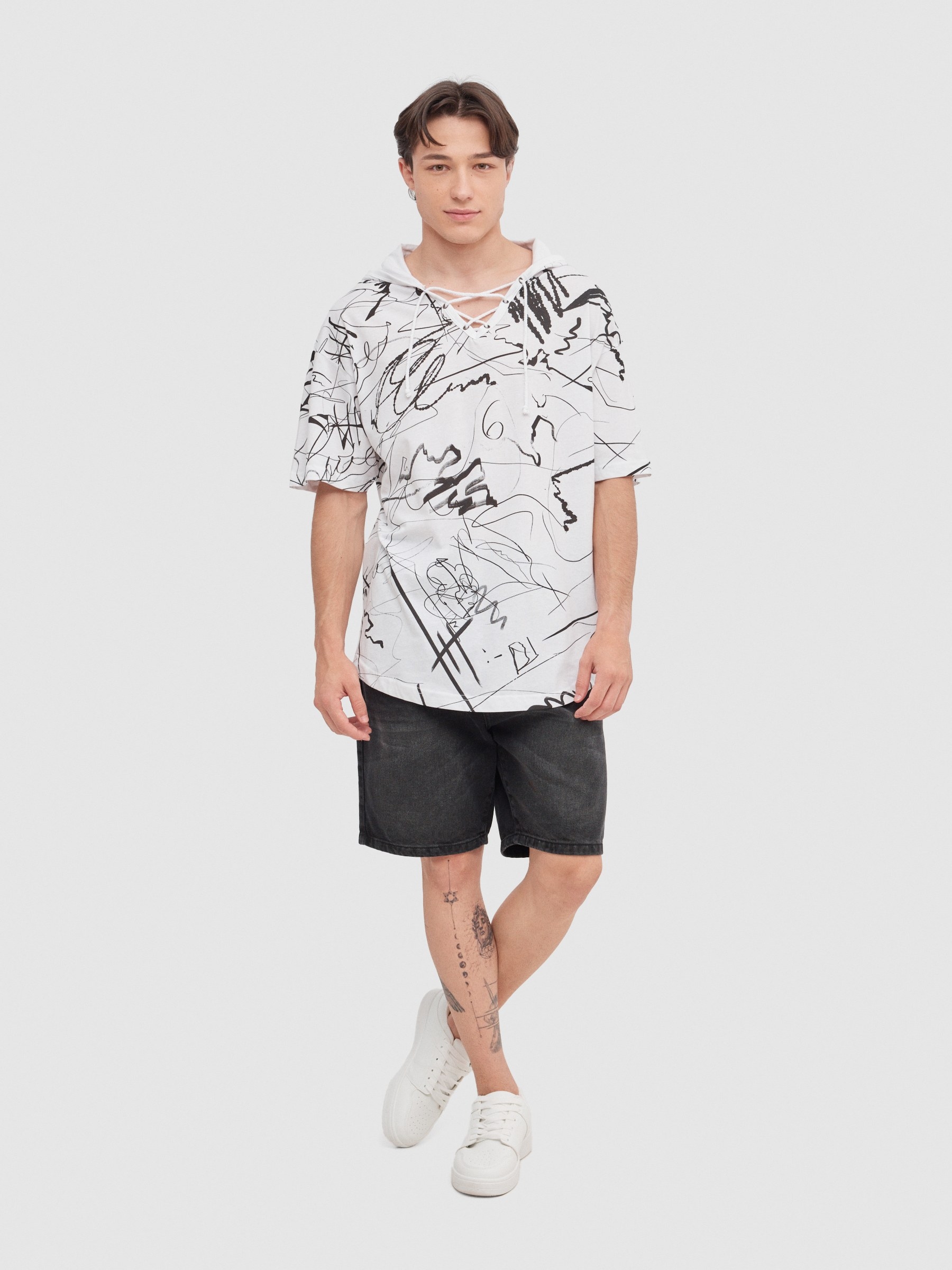 Camiseta de manga curta com capuz pinceladas branco vista meia frontal