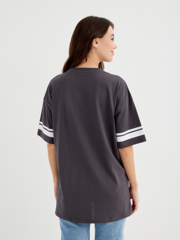 Camiseta esportiva oversized cinza escuro vista meia traseira