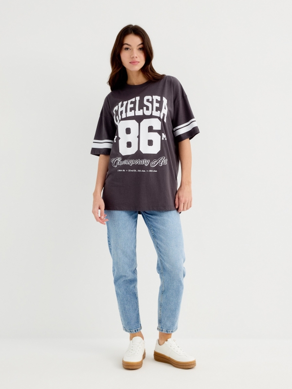 Camiseta oversize sport gris oscuro vista general frontal