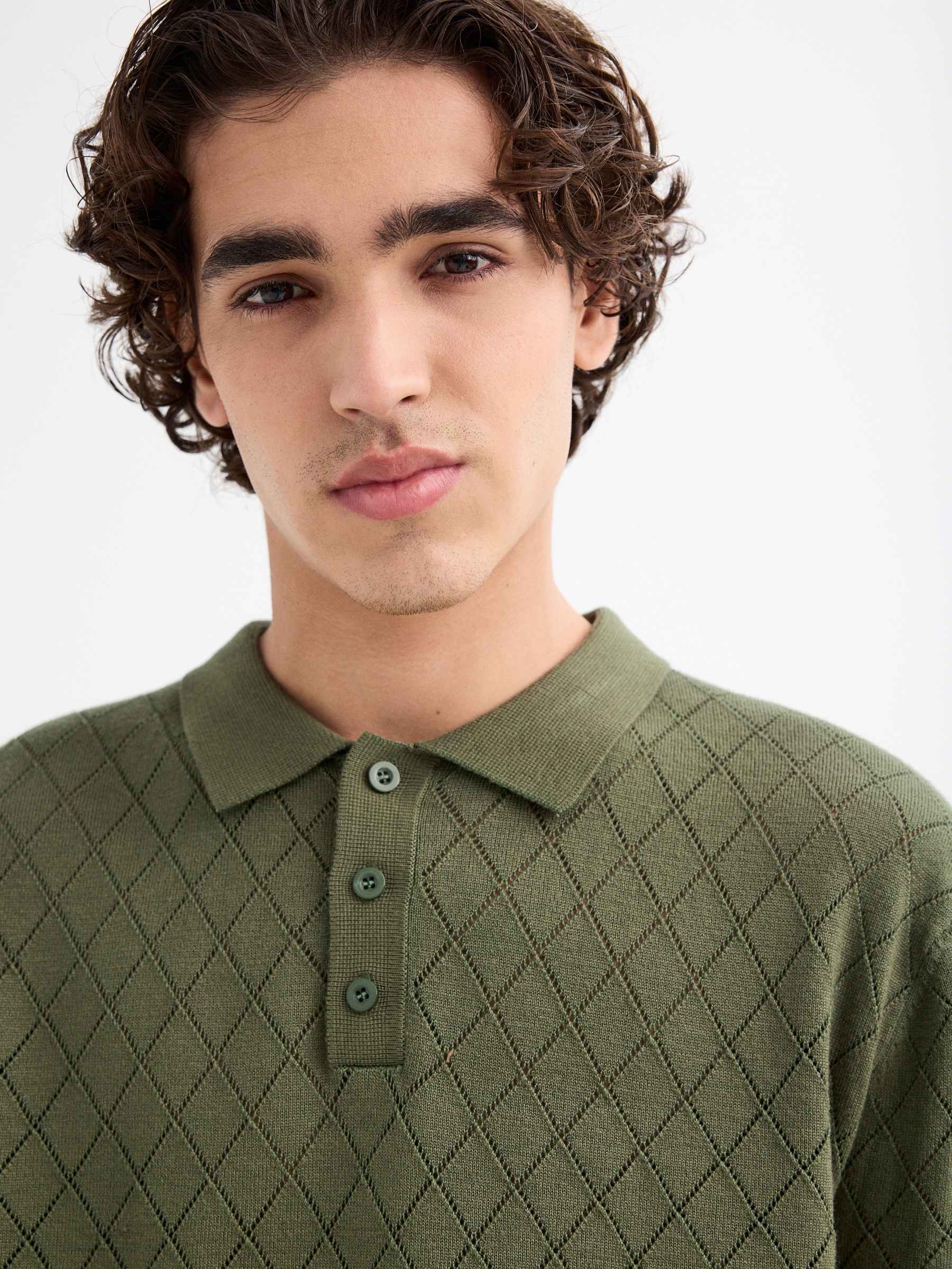 Camiseta manga curta ponto losango verde vista meia frontal