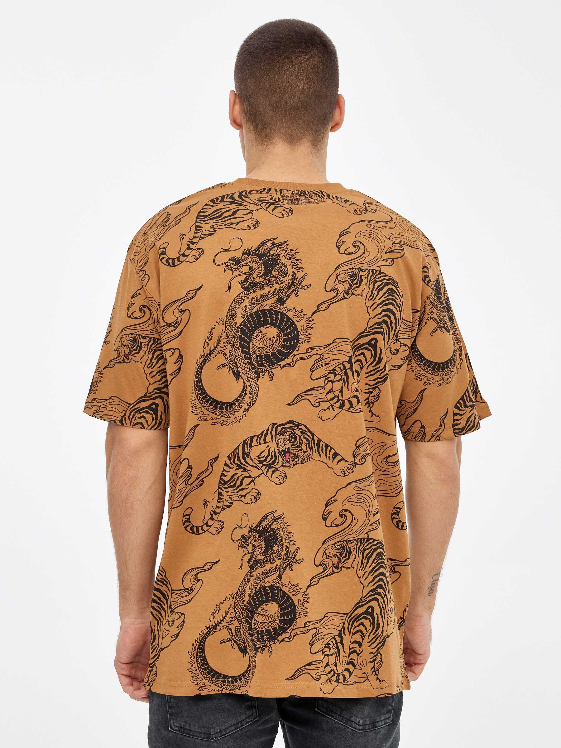 T-shirt japonesa marrom claro vista meia frontal