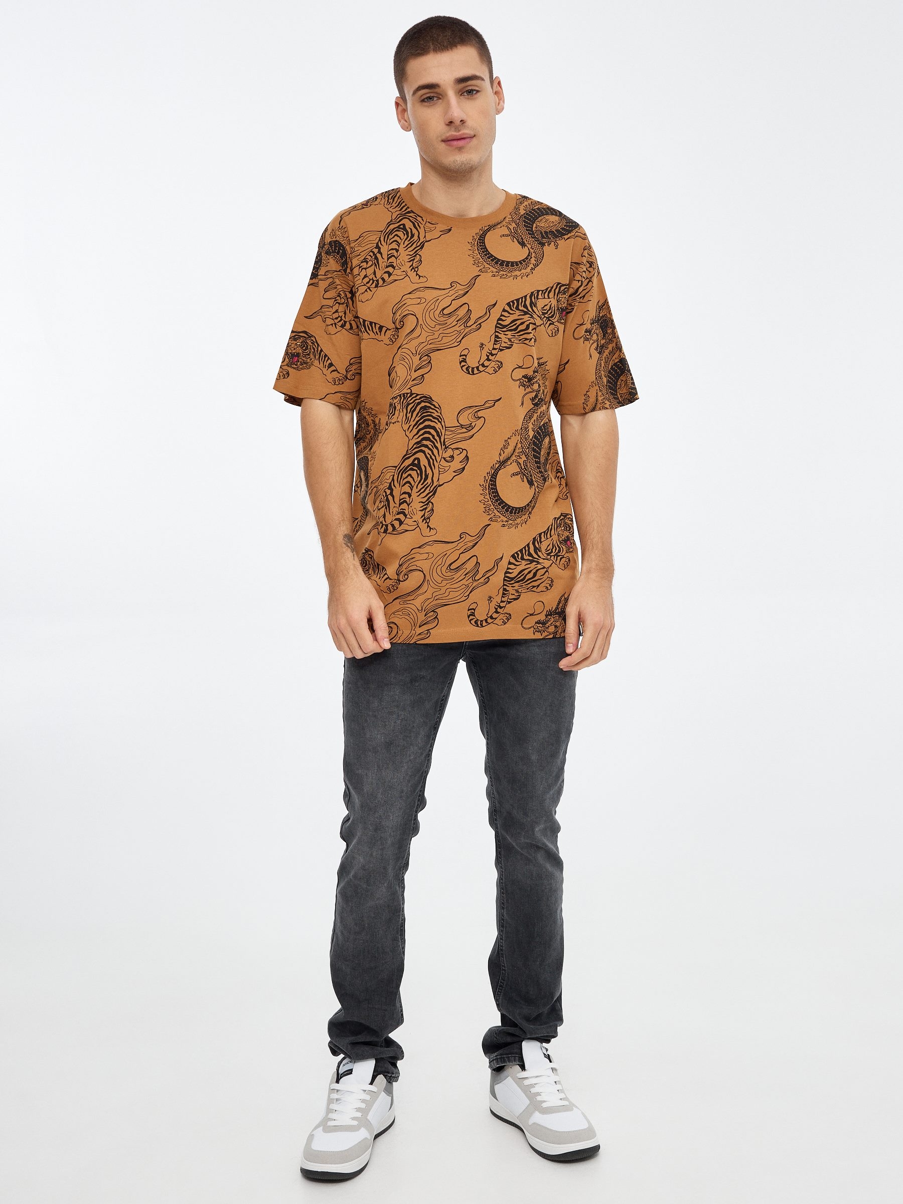 Camiseta estapado japonés marrón claro vista media frontal