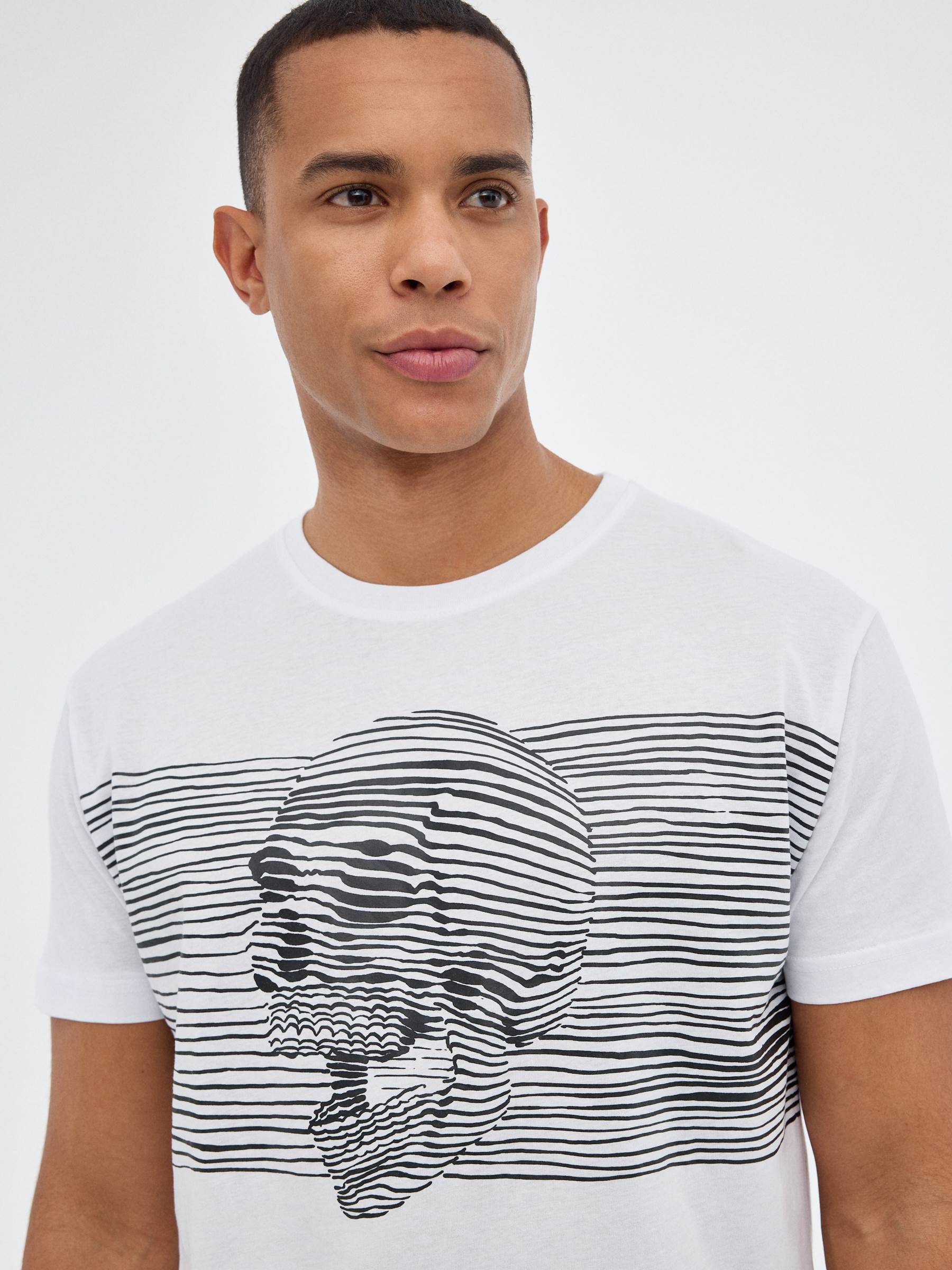 T-shirt branca do crânio branco vista meia frontal