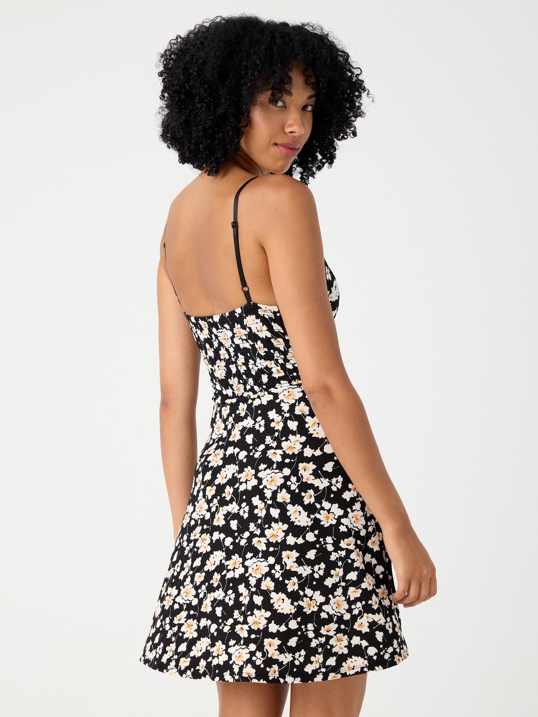 Vestido com estampa floral preto vista meia frontal