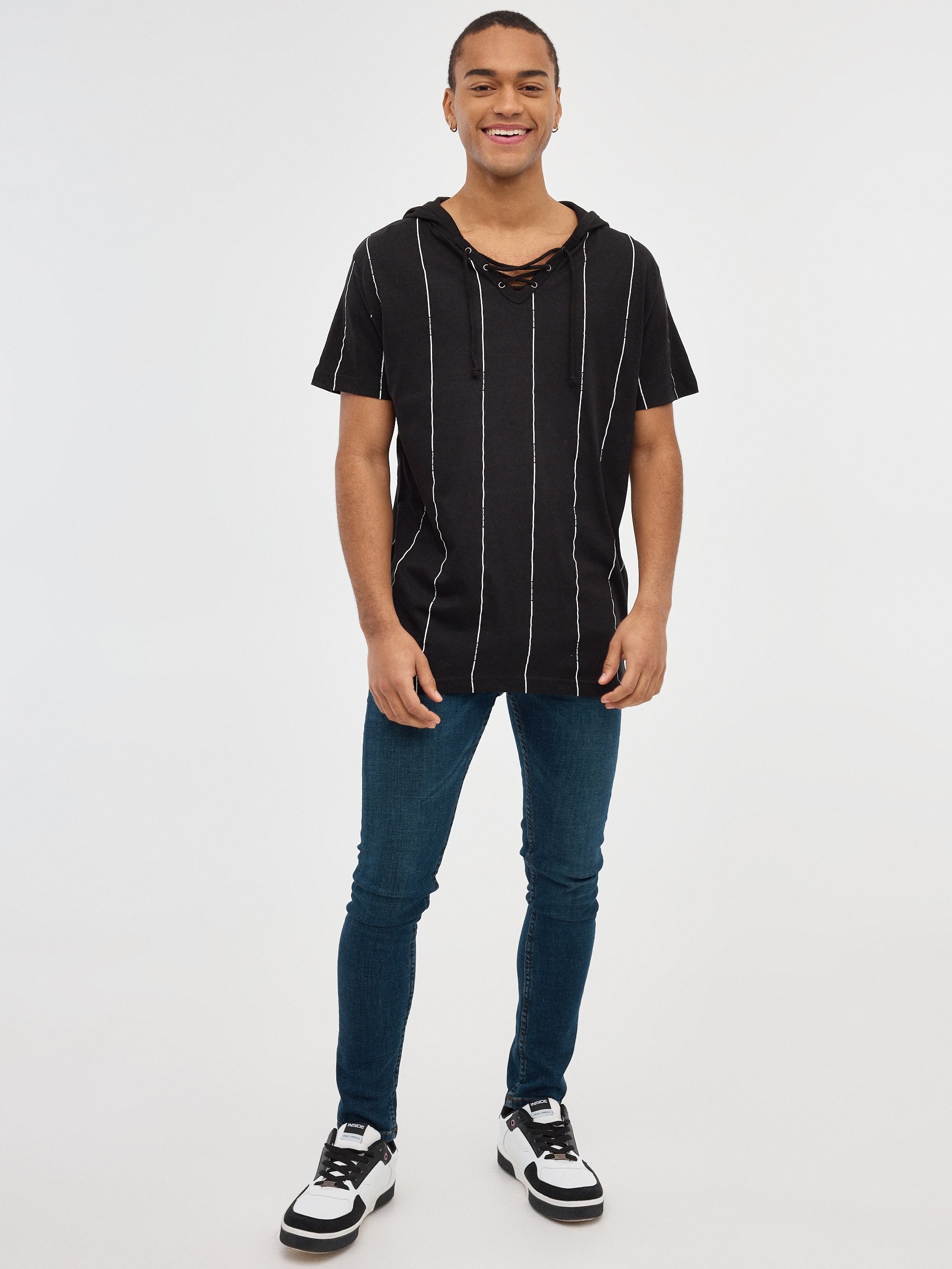 T-shirt com capuz às riscas preto vista meia frontal