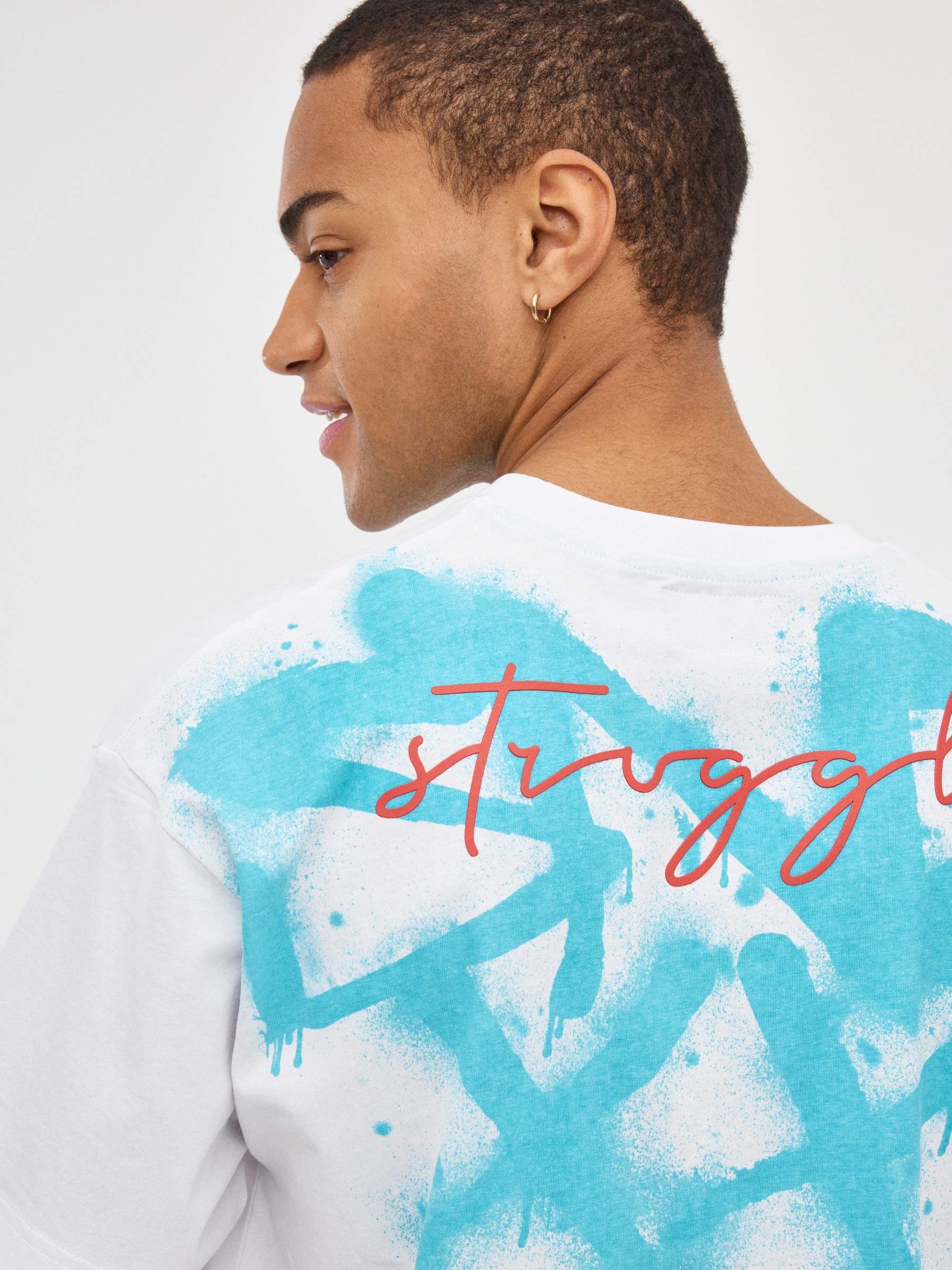 Camiseta graffiti azul blanco vista media frontal