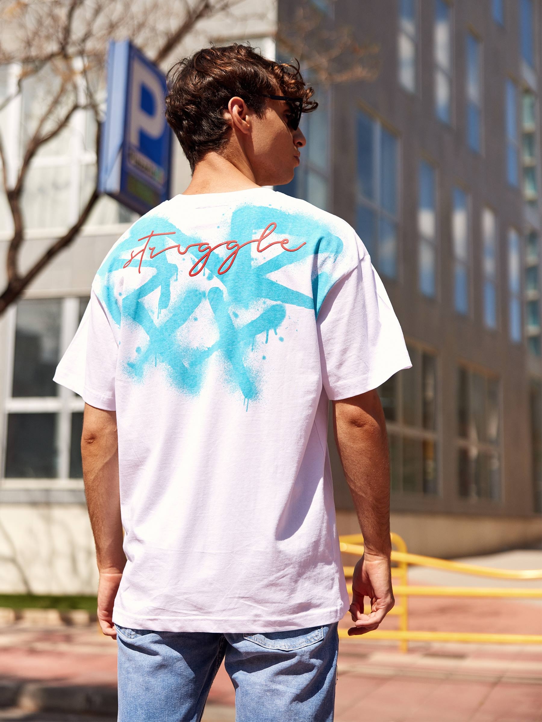 T-shirt de grafite azul branco vista meia frontal