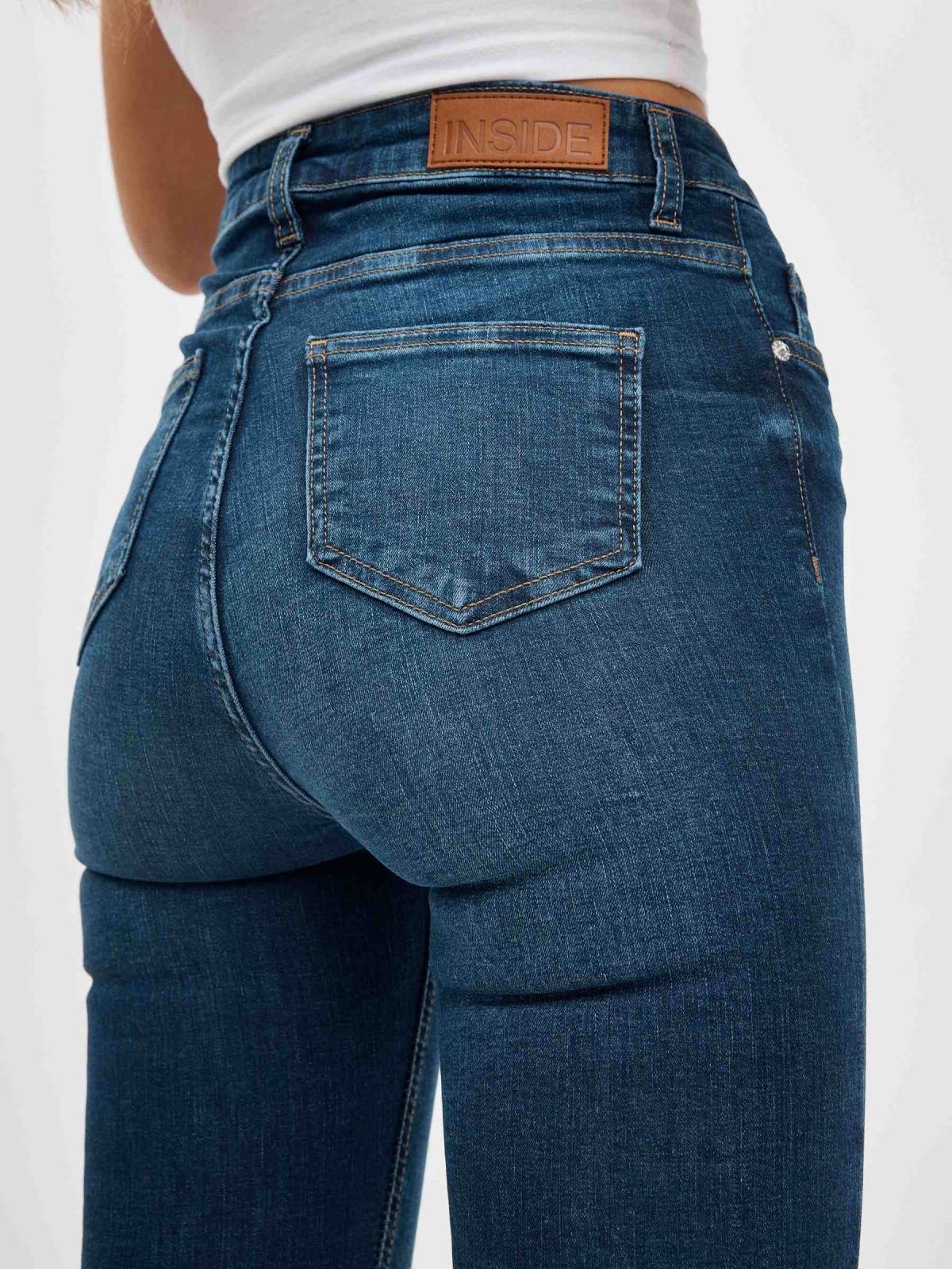 Jeans skinny de alta ascensão azul escuro vista detalhe