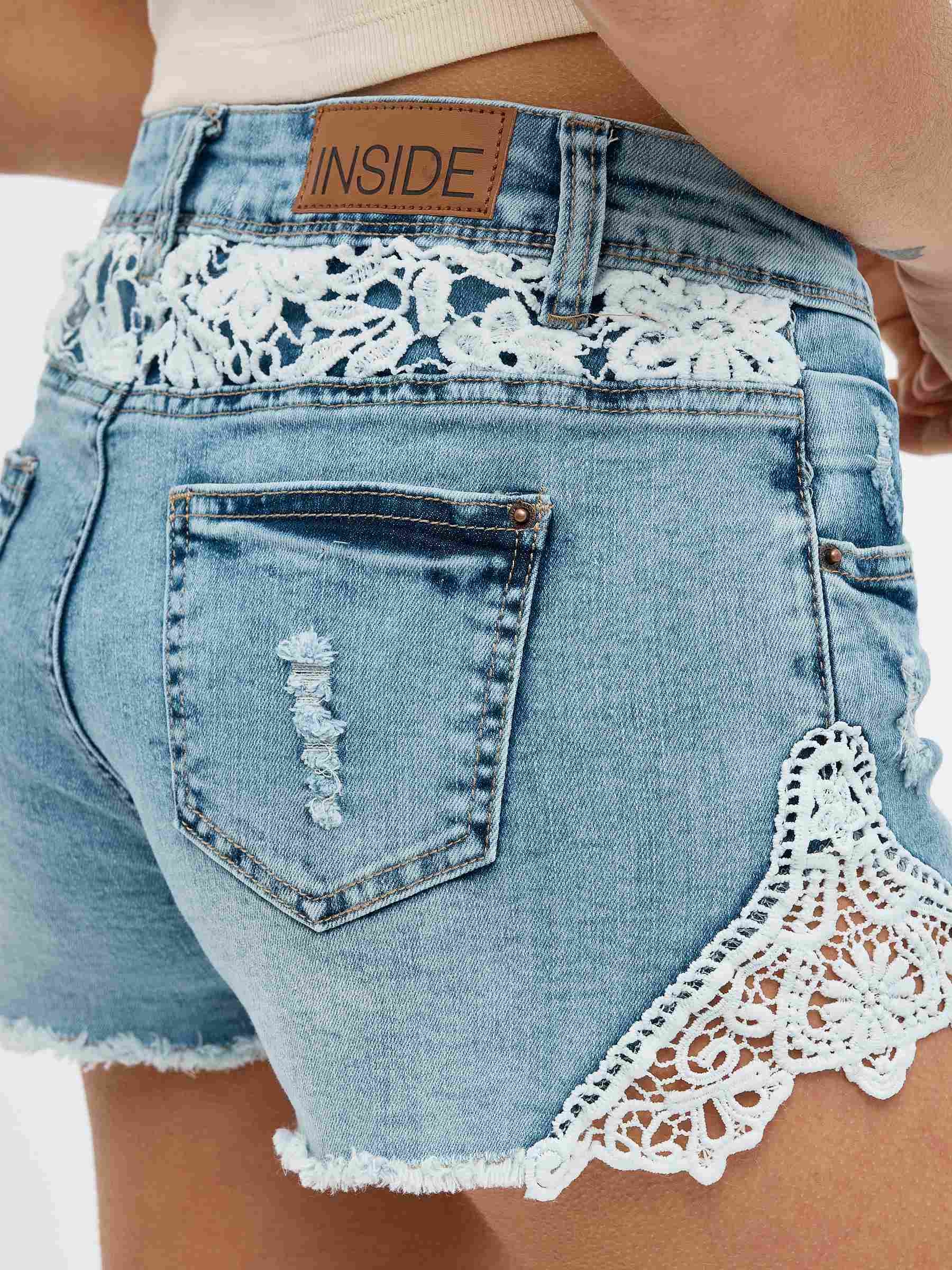 Shorts denim desgastados com crochê azul vista meia frontal