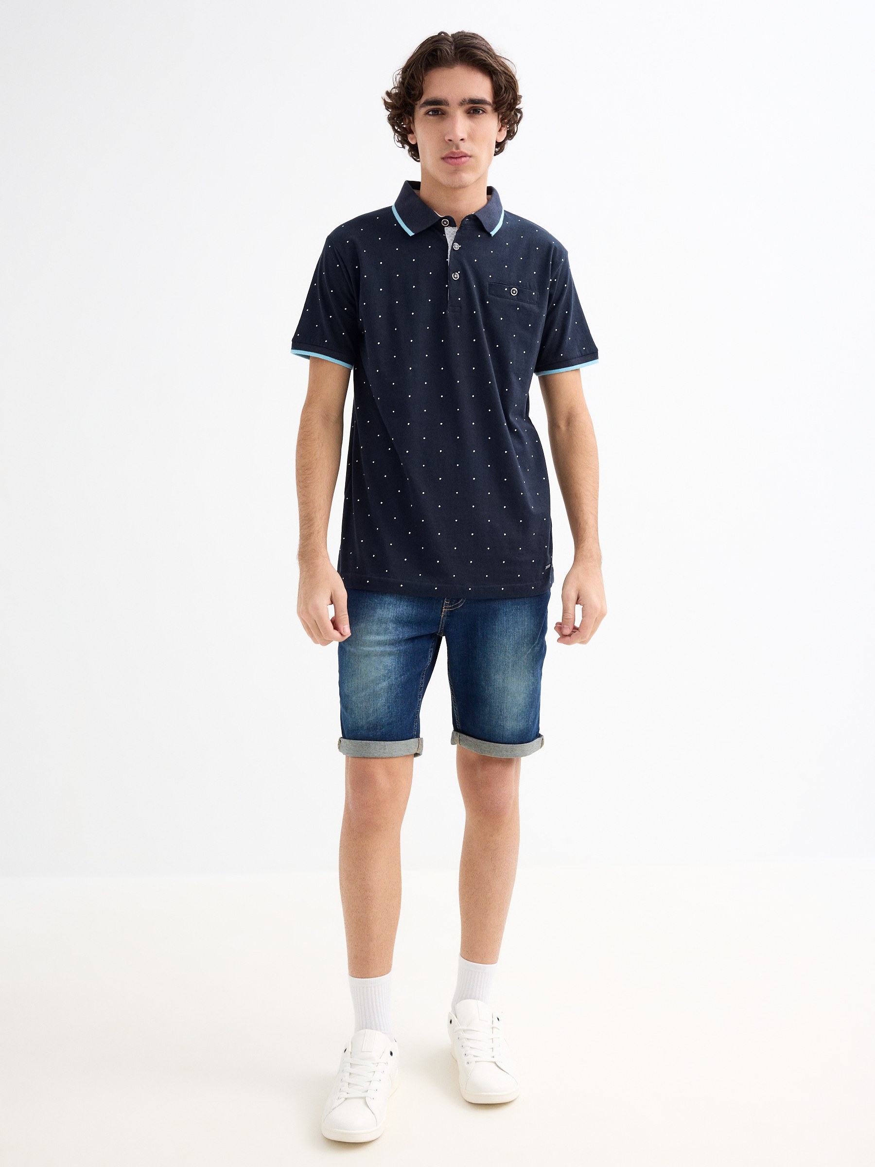 Mini camisa pólo impressa azul marinho vista meia frontal