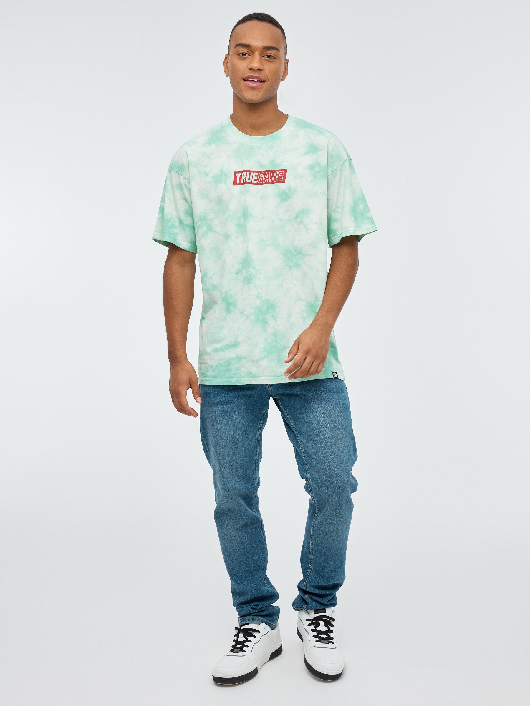 Camiseta tie&dye con texto blanco vista media frontal