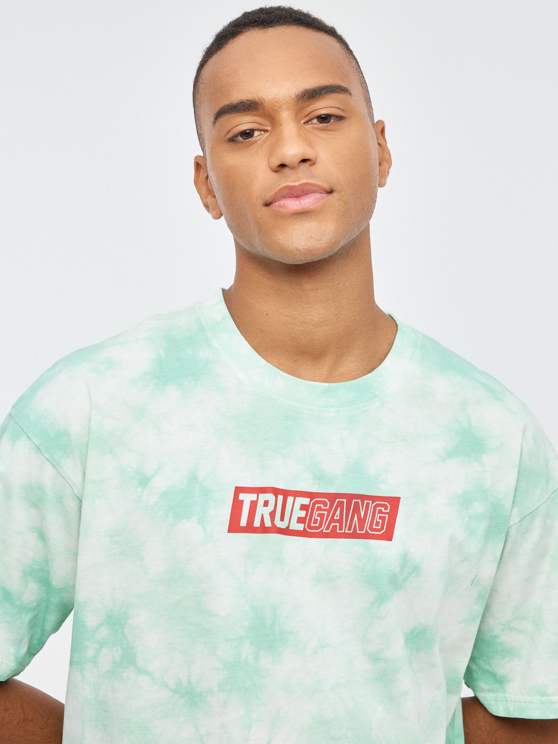 Camiseta tie&dye con texto blanco vista media frontal