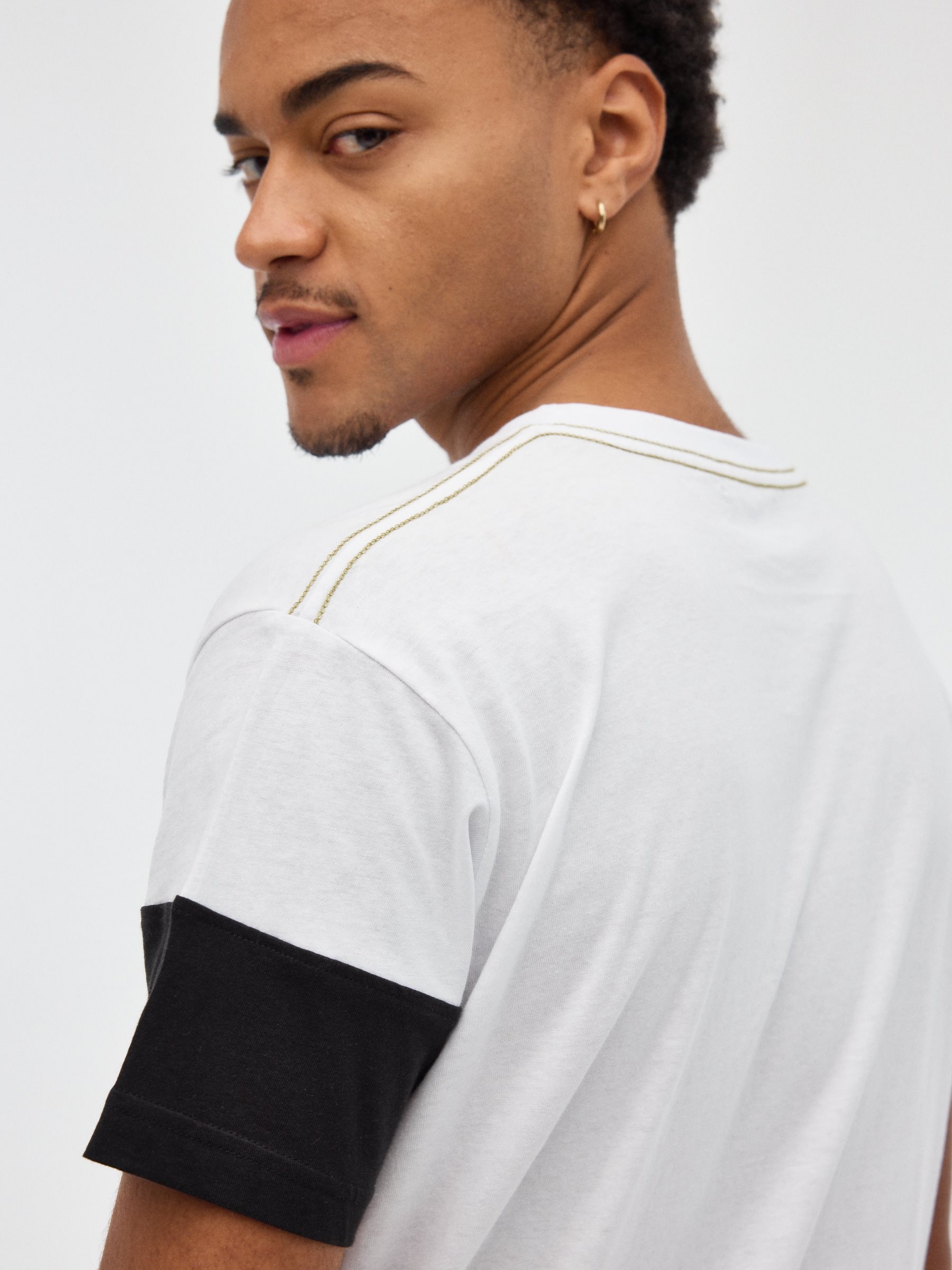 T-shirt de camuflagem de impressão branco vista meia frontal