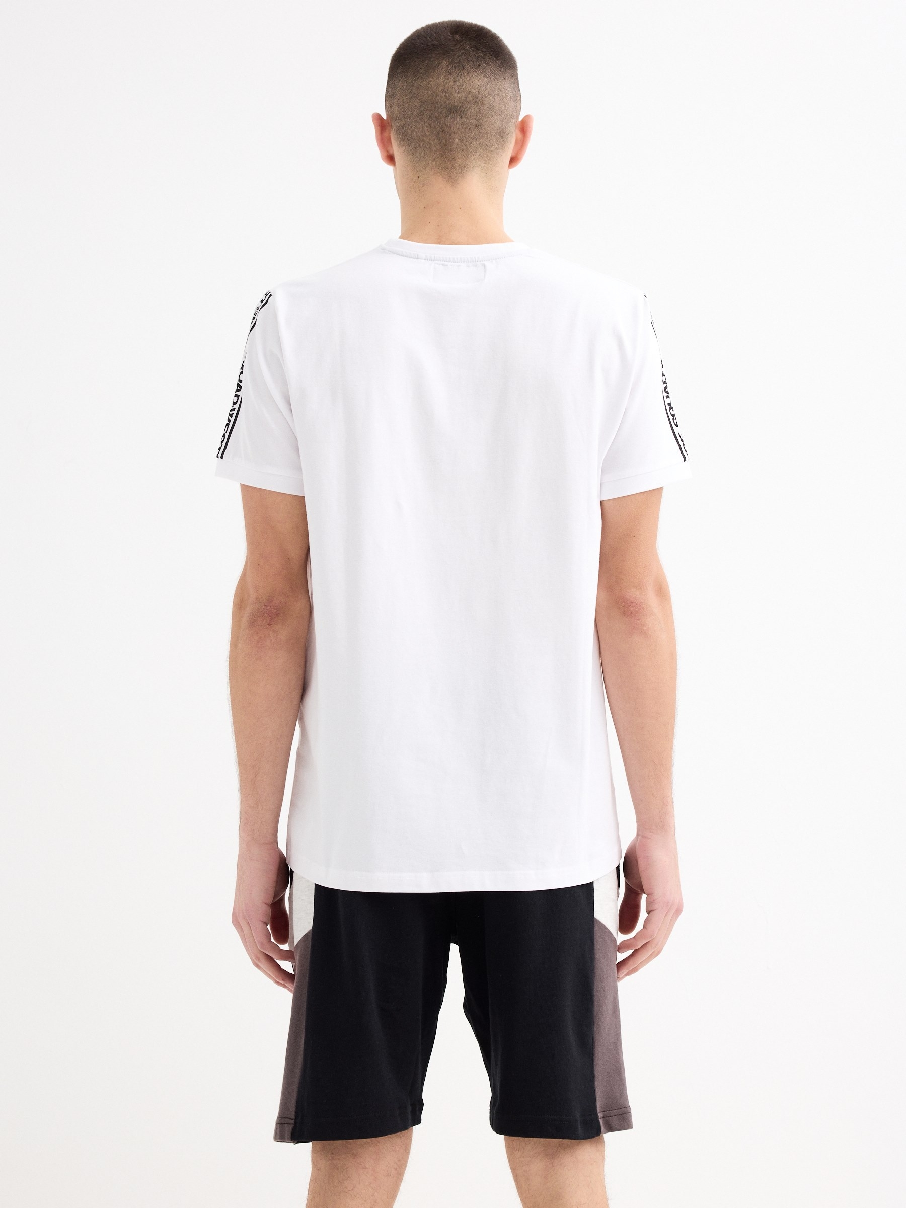 Calções de jogger desportivo de bermudas preto vista meia frontal