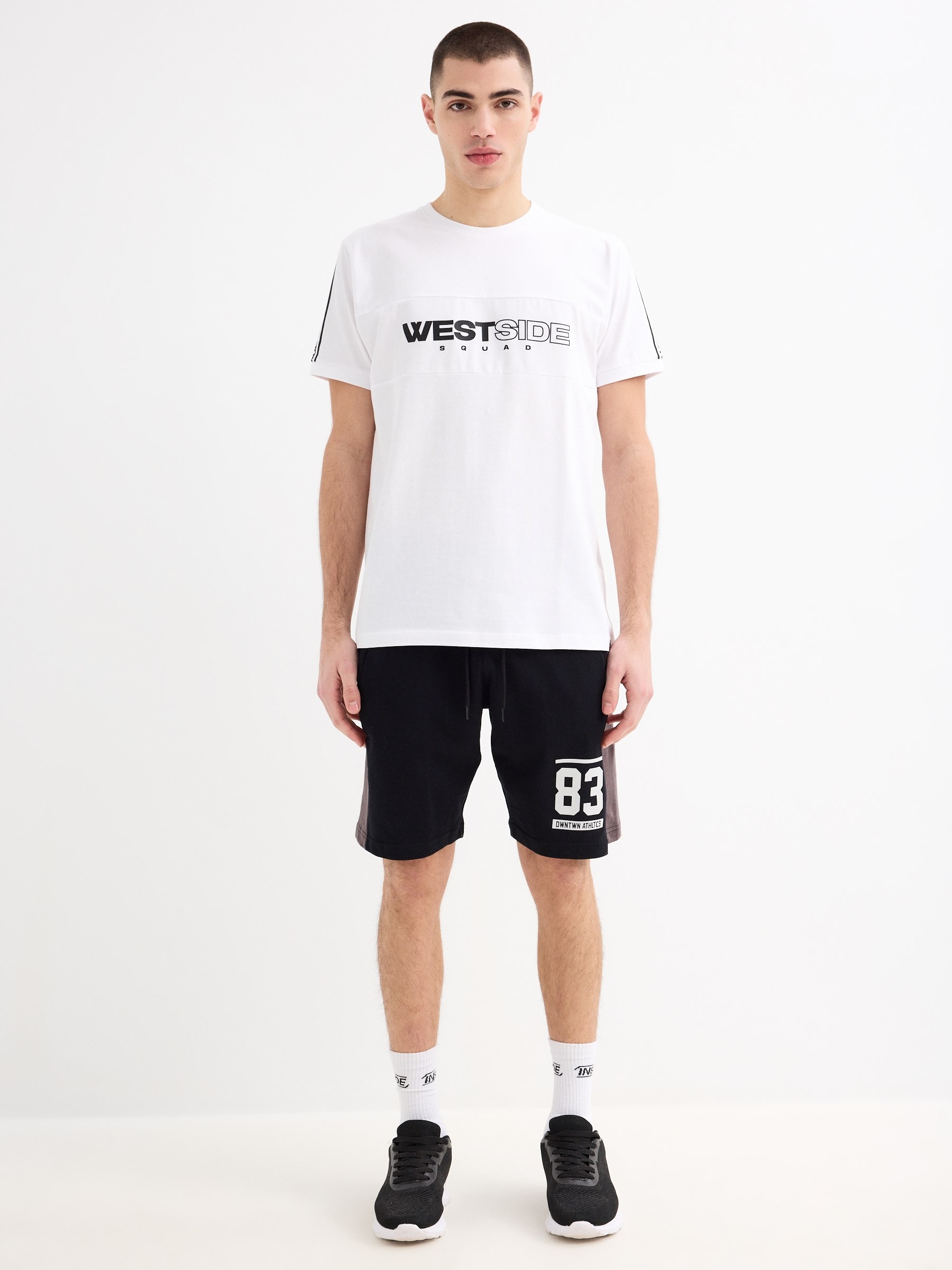 Calções de jogger desportivo de bermudas preto vista meia frontal