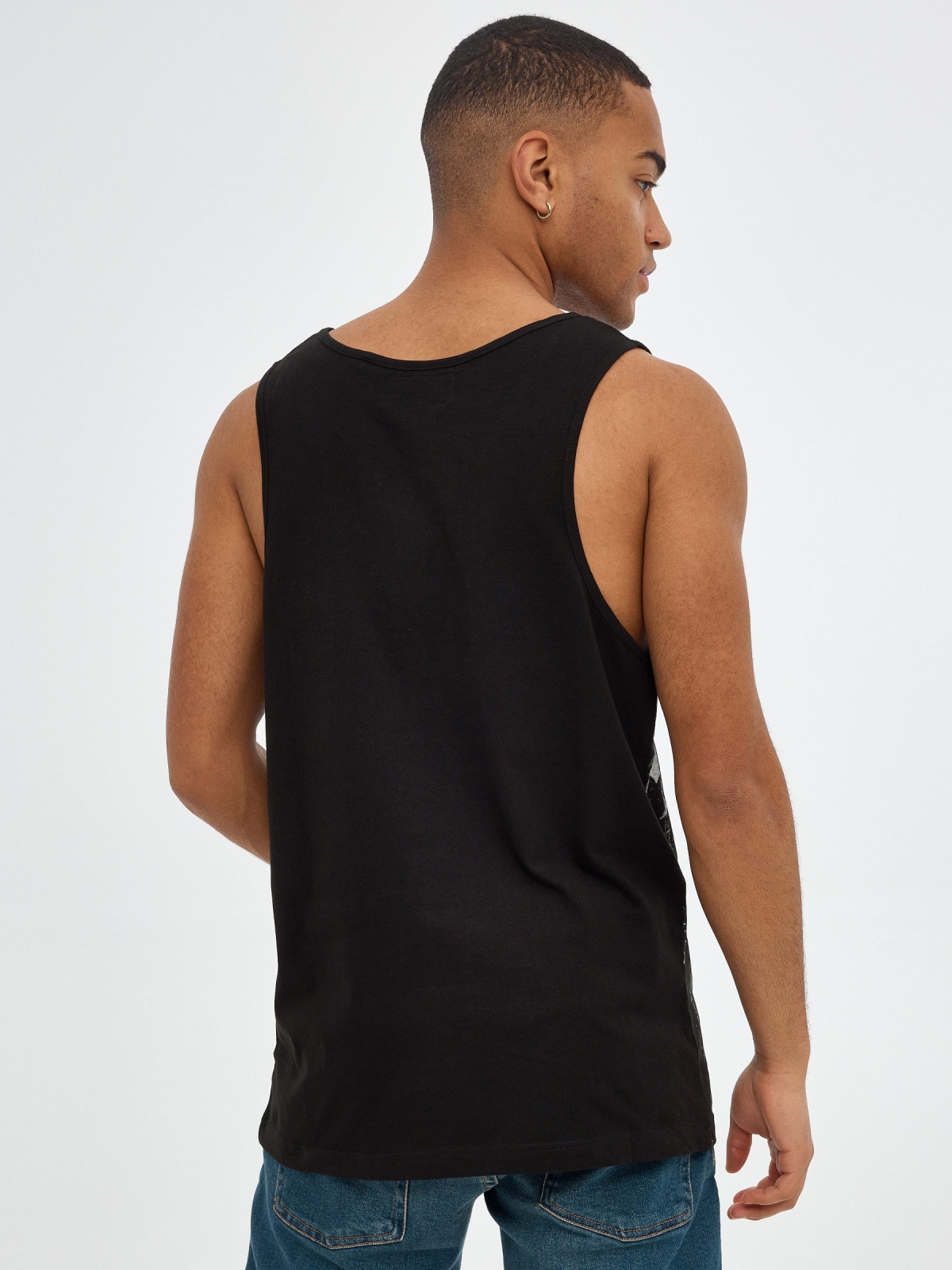 T-shirt com crânio preto vista meia traseira