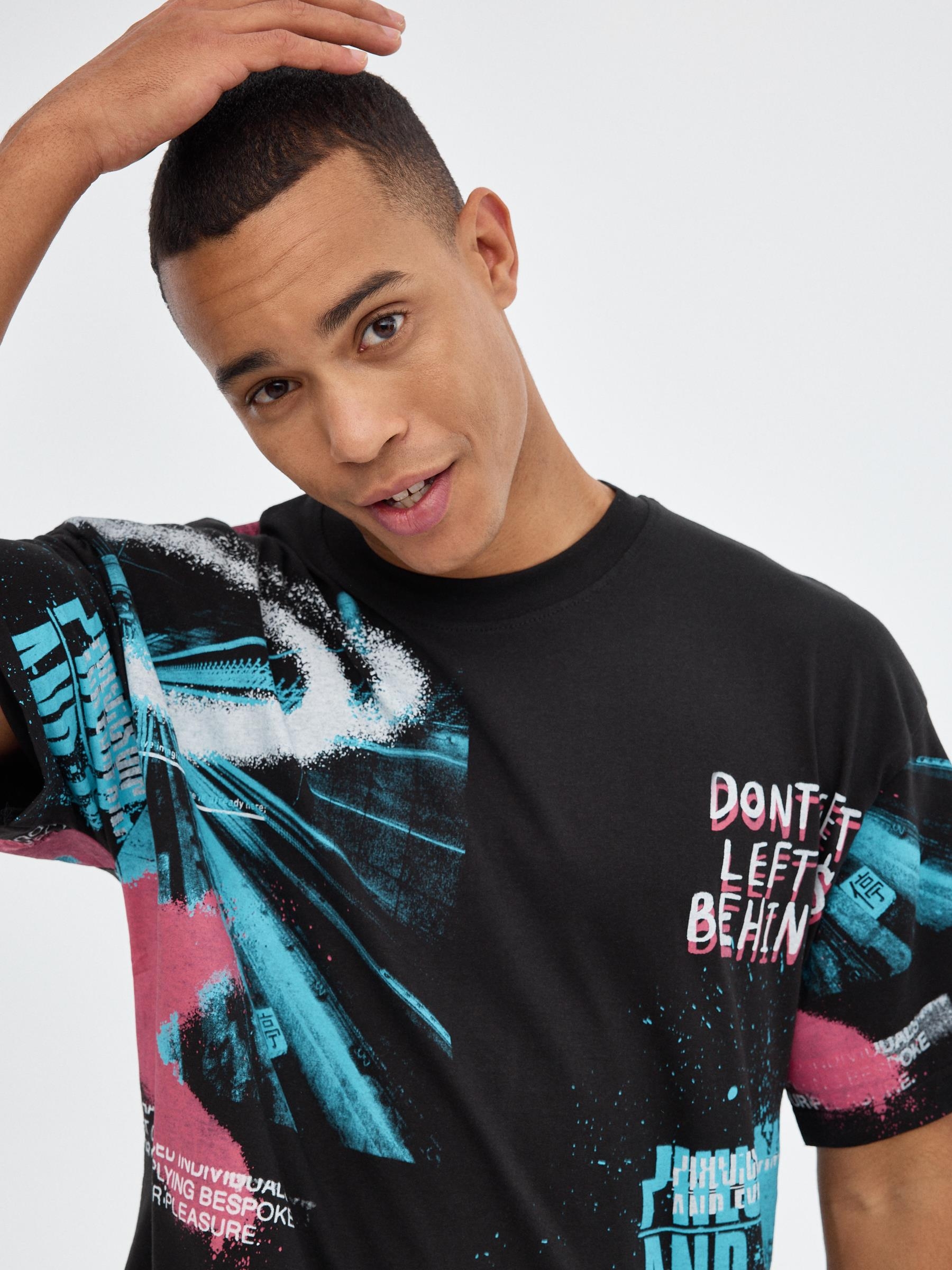 T-shirt de impressão de galáxia de tamanho superior preto vista meia frontal