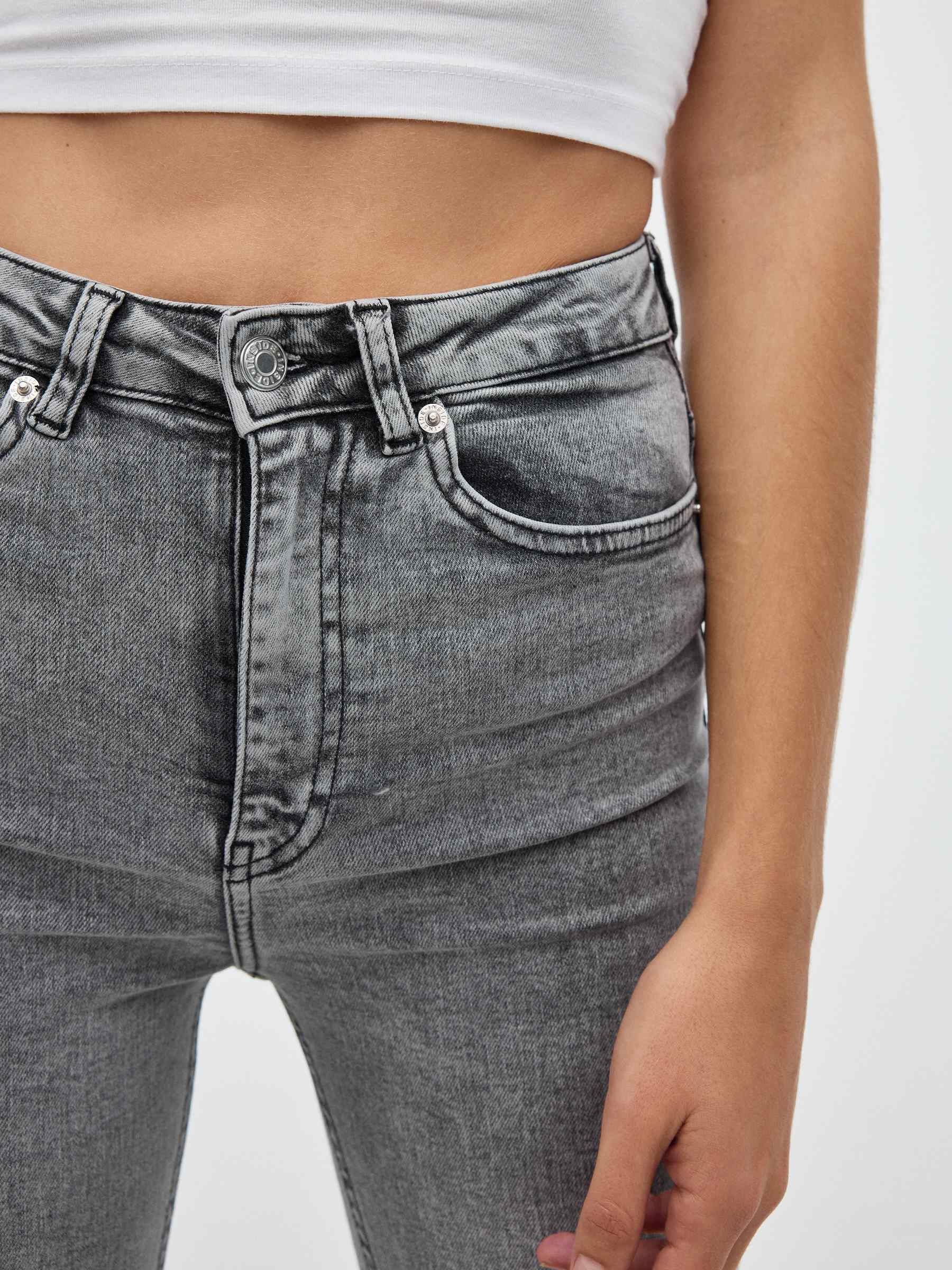 Jeans cinzentas e magras cinza meio vista geral frontal