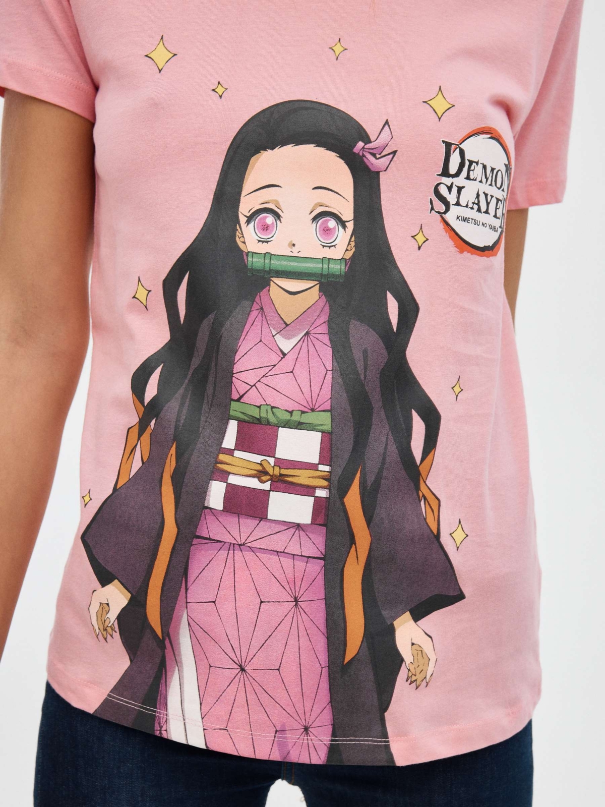T-shirt Demon Slayer rosa claro vista detalhe