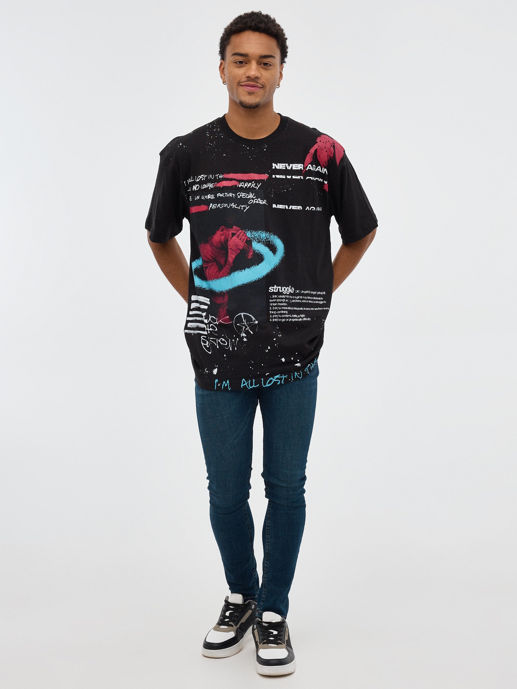 T-shirt branca de graffiti preto vista meia frontal